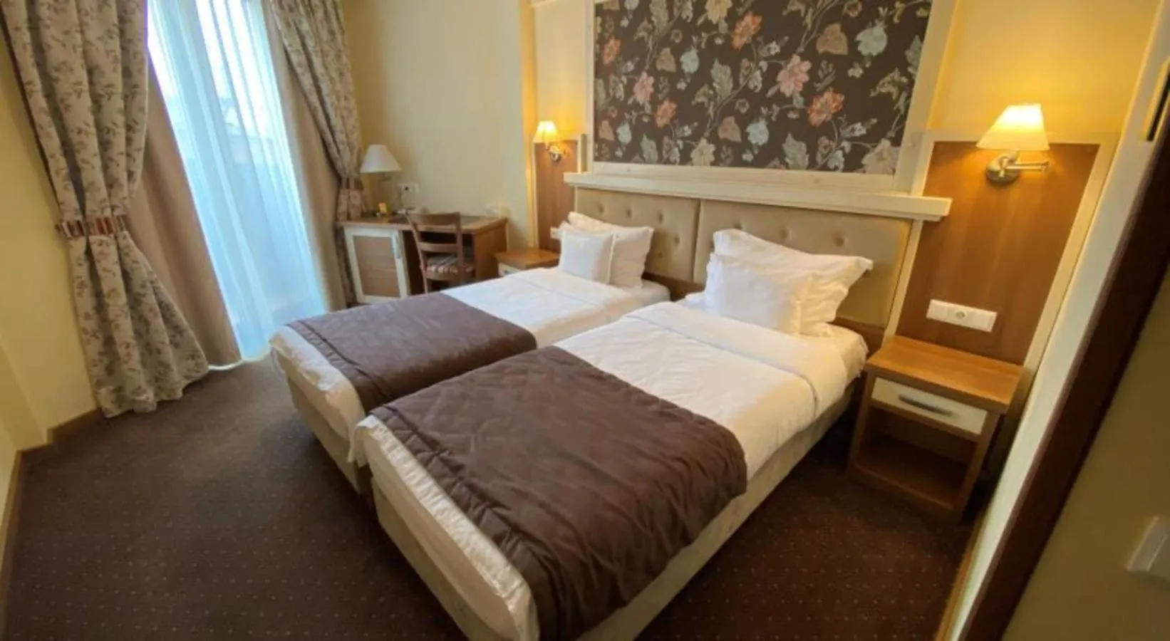 air conditioner, Bed in Hotel Leul de Aur