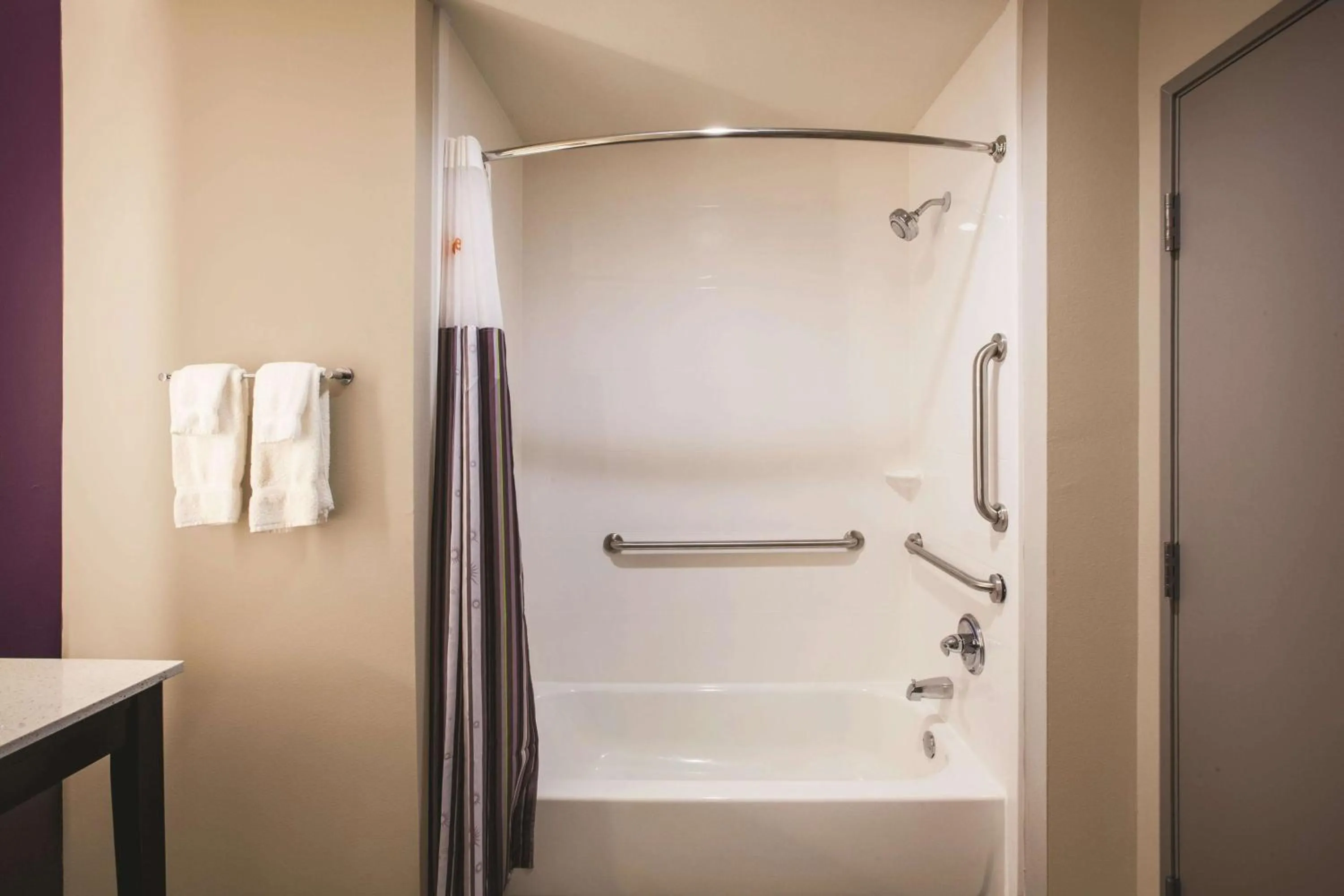 Photo of the whole room in La Quinta by Wyndham Dallas Northeast-Arboretum