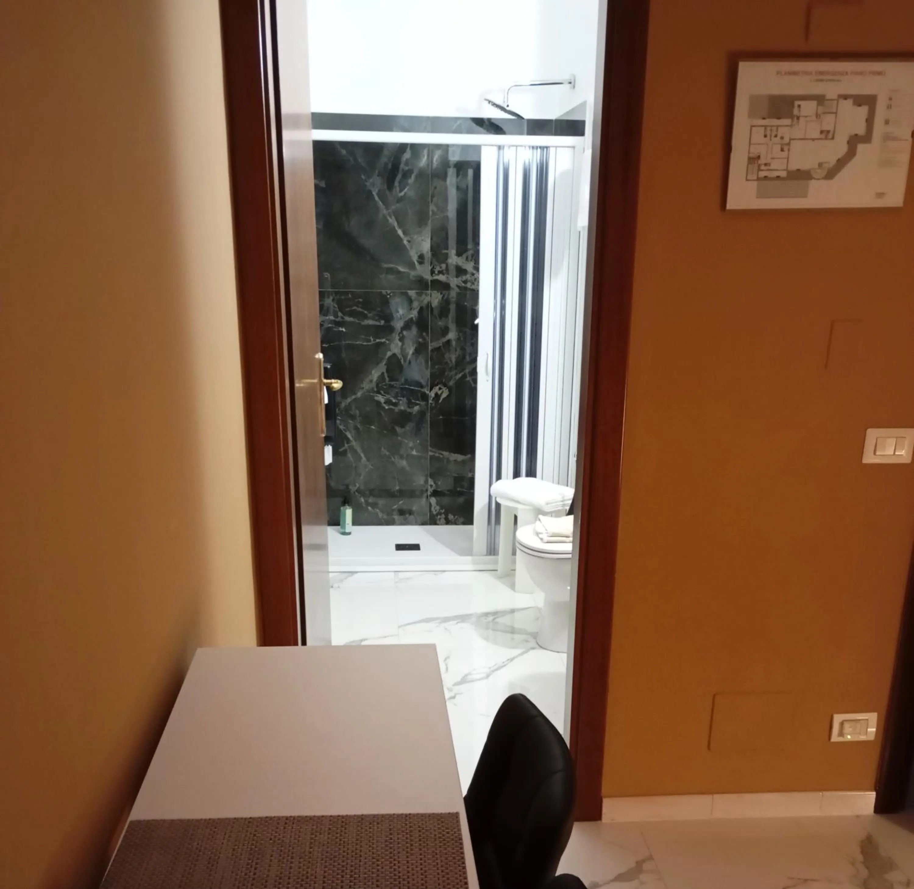 Bathroom, Bed in Il Leone D'Oro