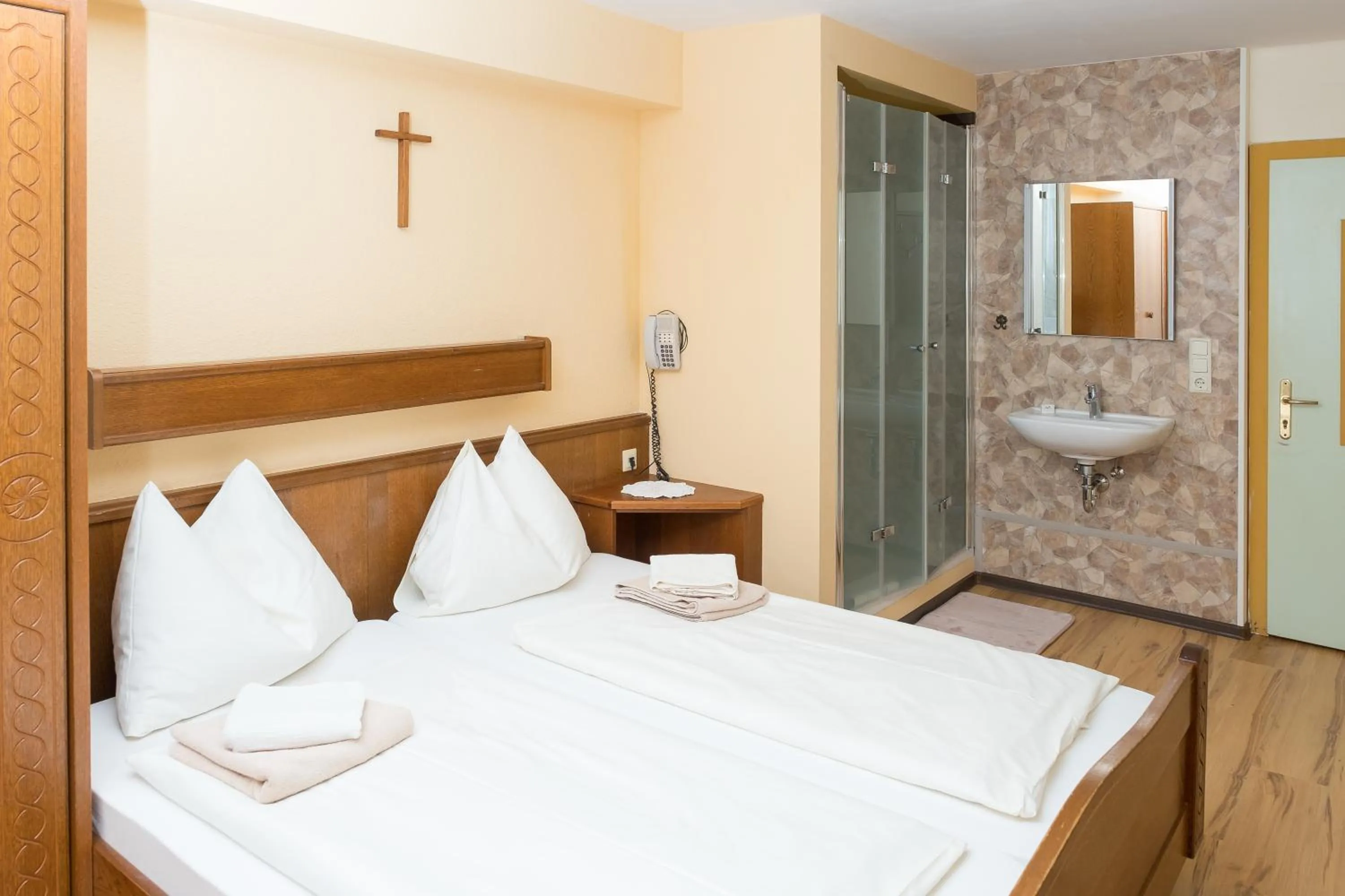 Photo of the whole room, Bed in ROSSLWIRT-Rast