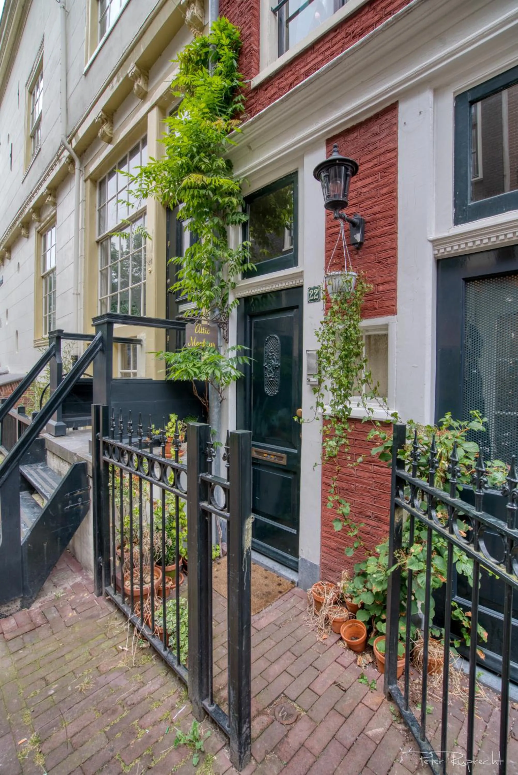 Facade/entrance in Attic Monkeys Lodge