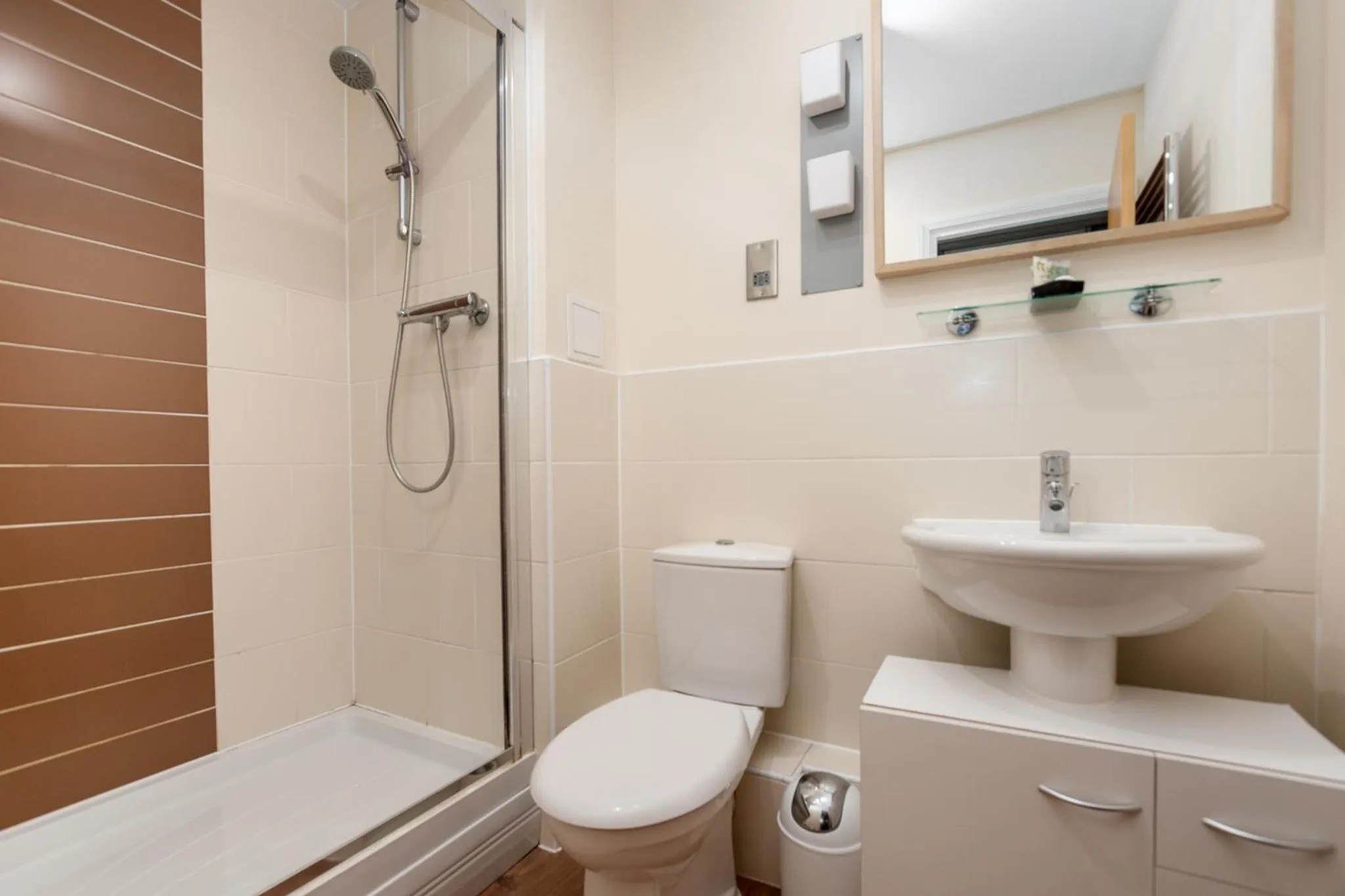 Shower in Abodebed - Handleys Court