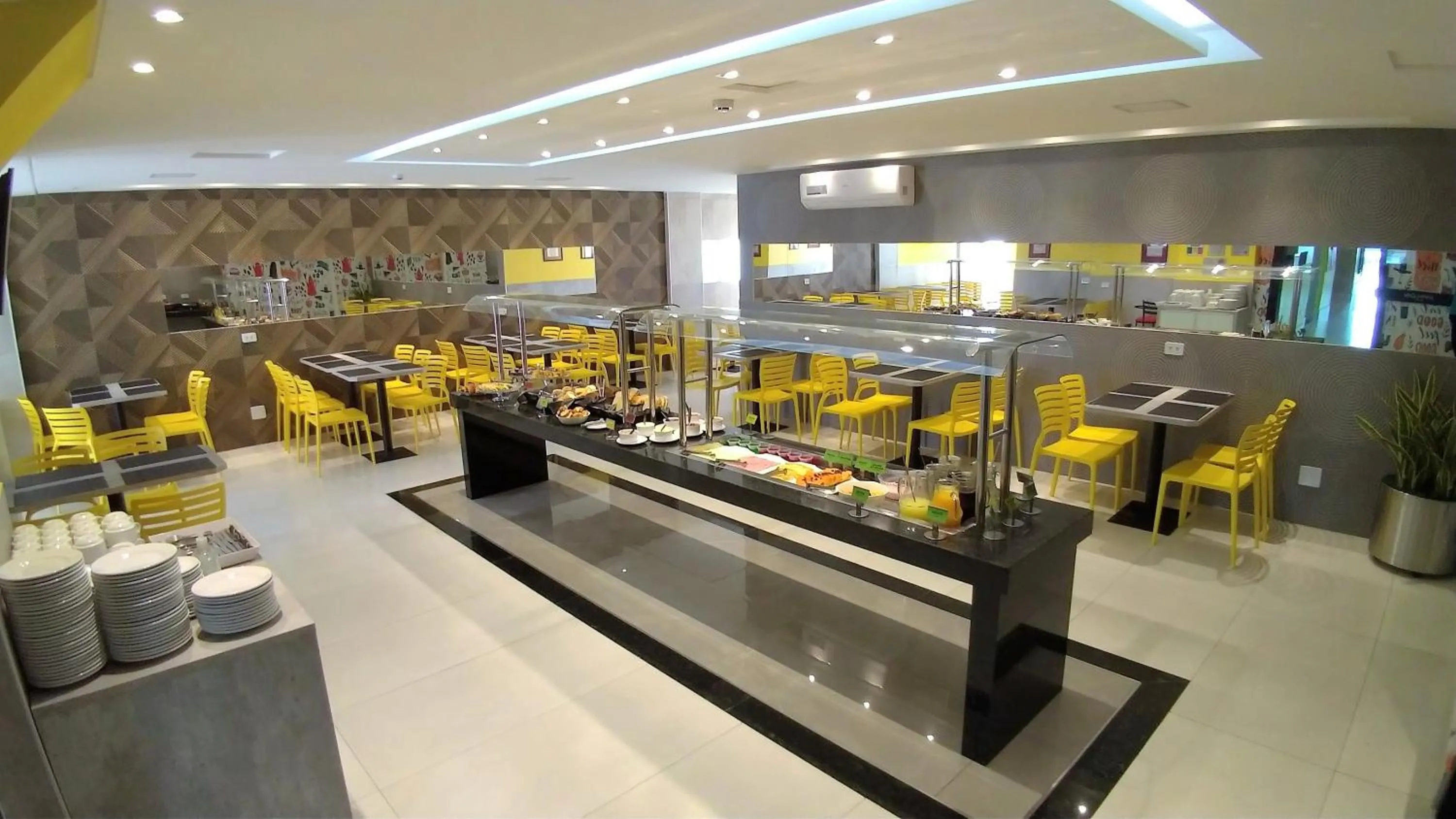 Restaurant/places to eat in Hotel Avalon Maringá Econômico