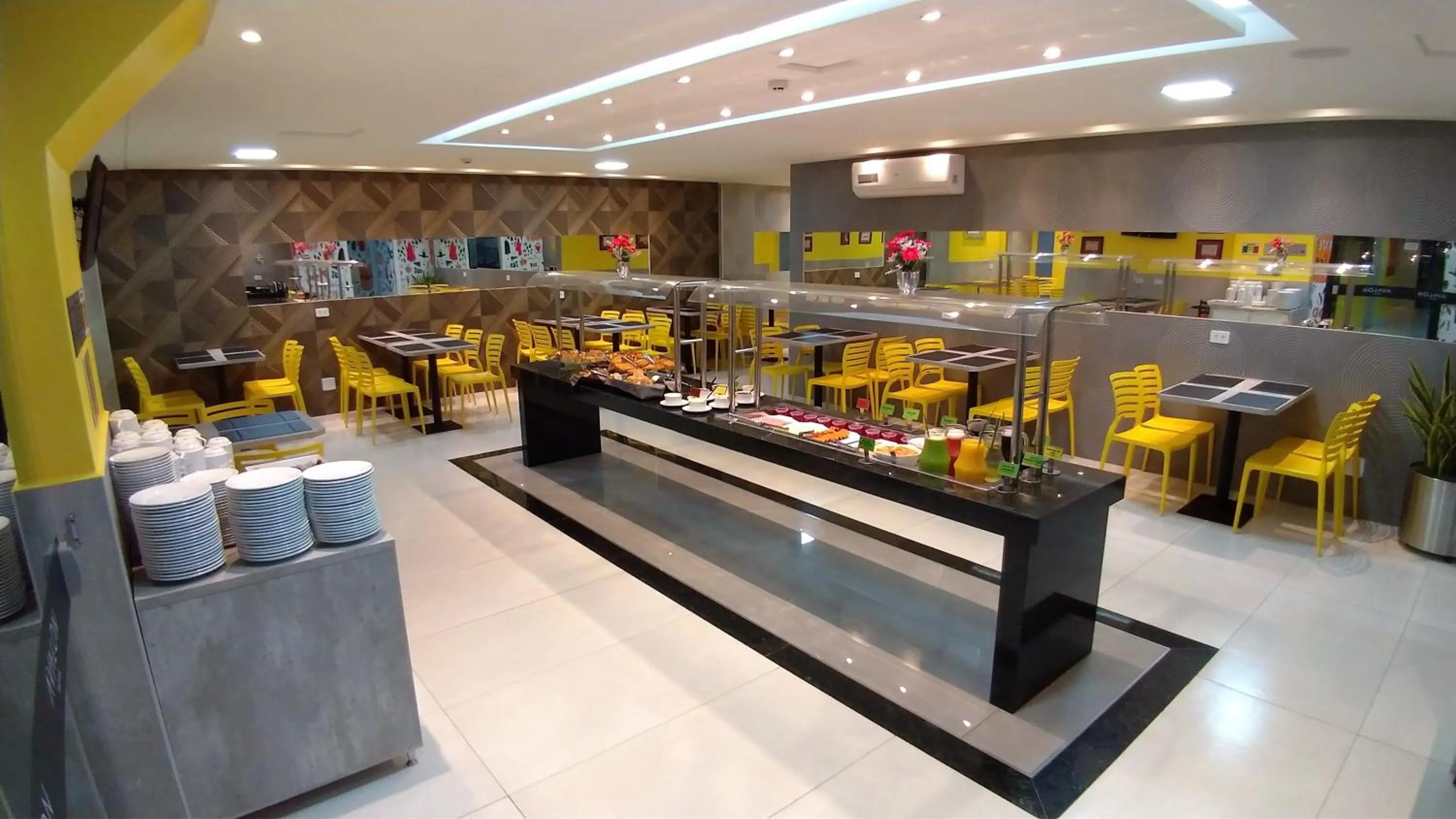 Breakfast in Hotel Avalon Maringá Econômico