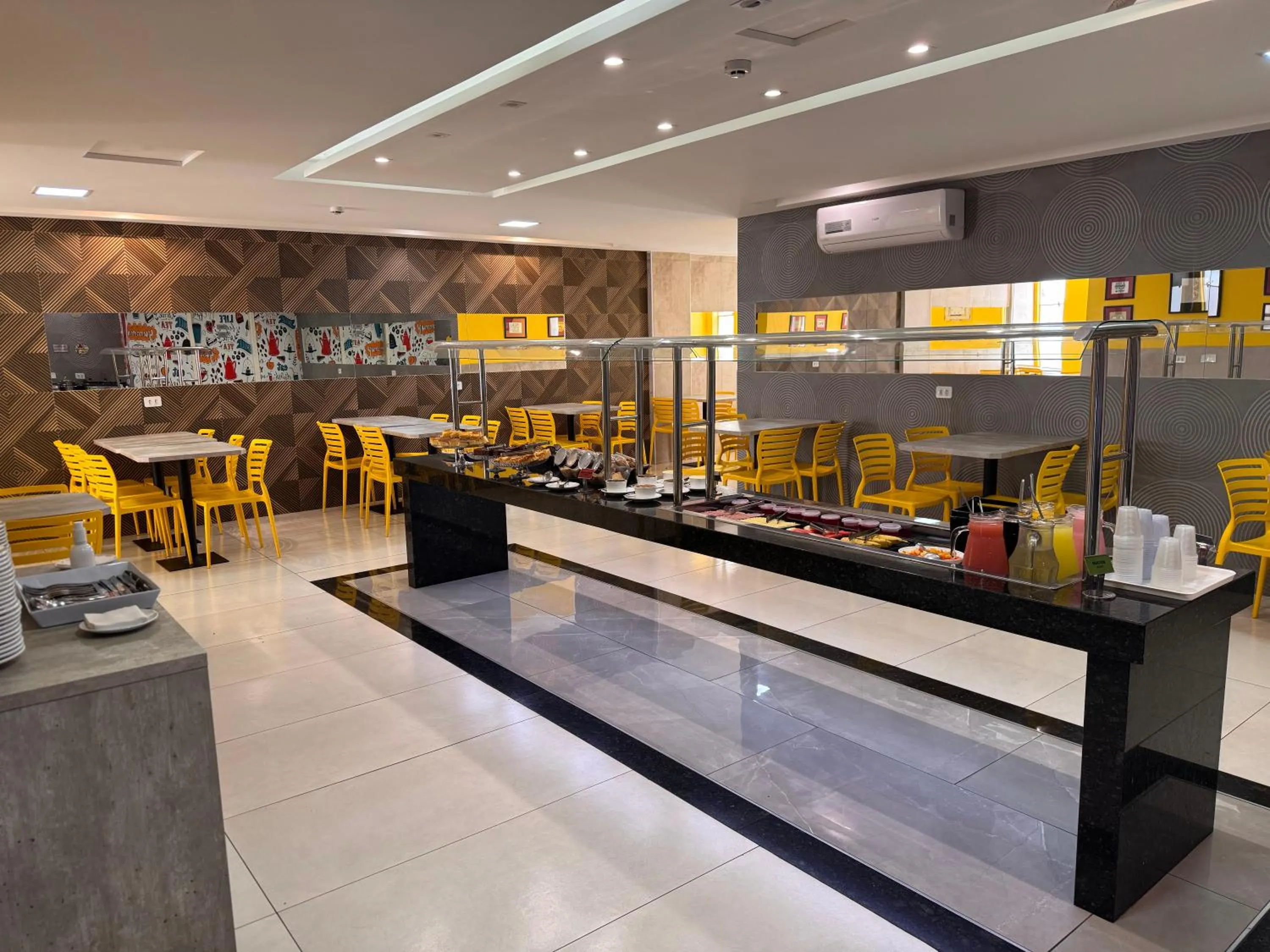 Breakfast in Hotel Avalon Maringá Econômico