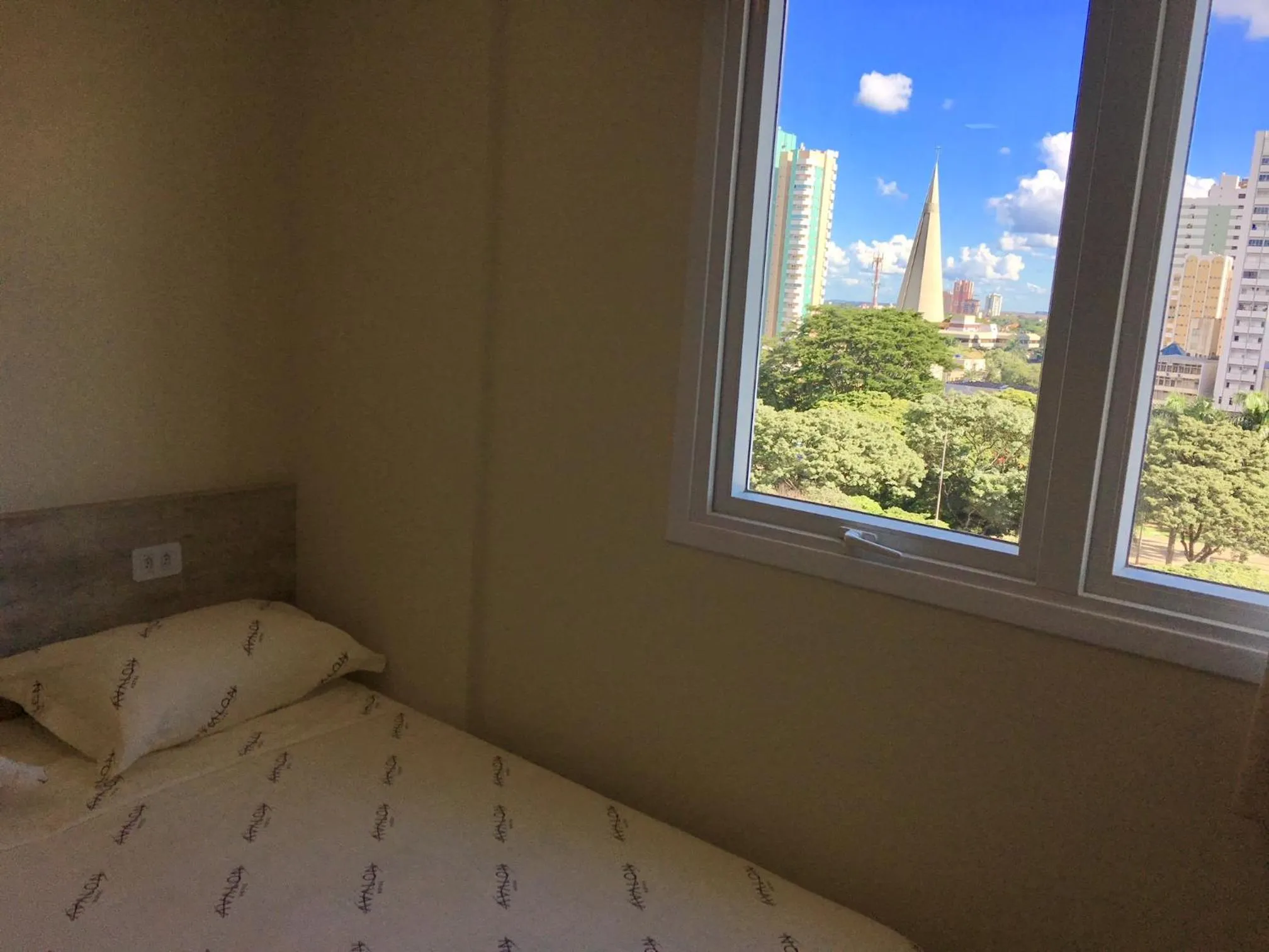 Photo of the whole room, Bed in Hotel Avalon Maringá Econômico