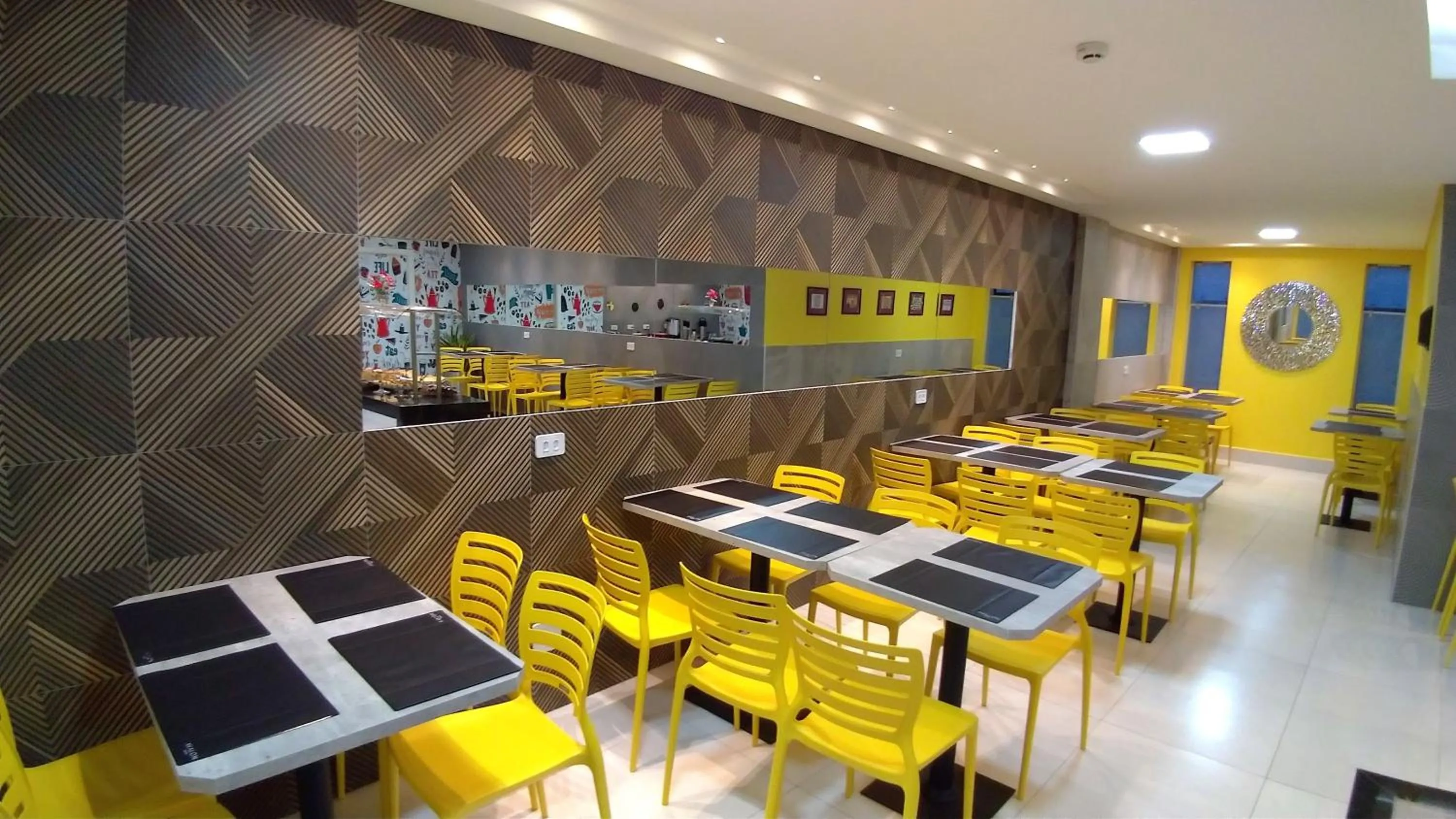 Breakfast in Hotel Avalon Maringá Econômico