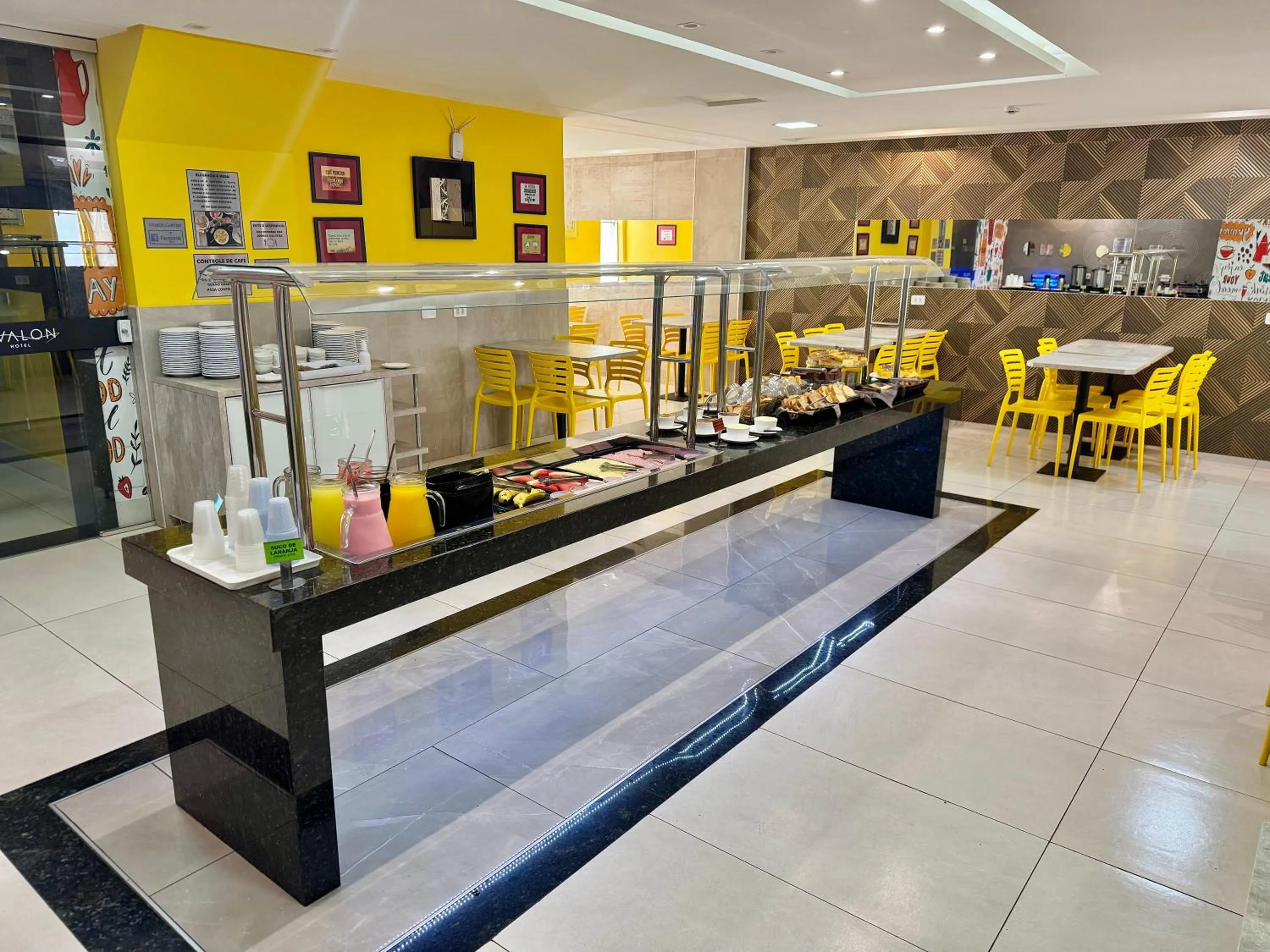 Breakfast in Hotel Avalon Maringá Econômico