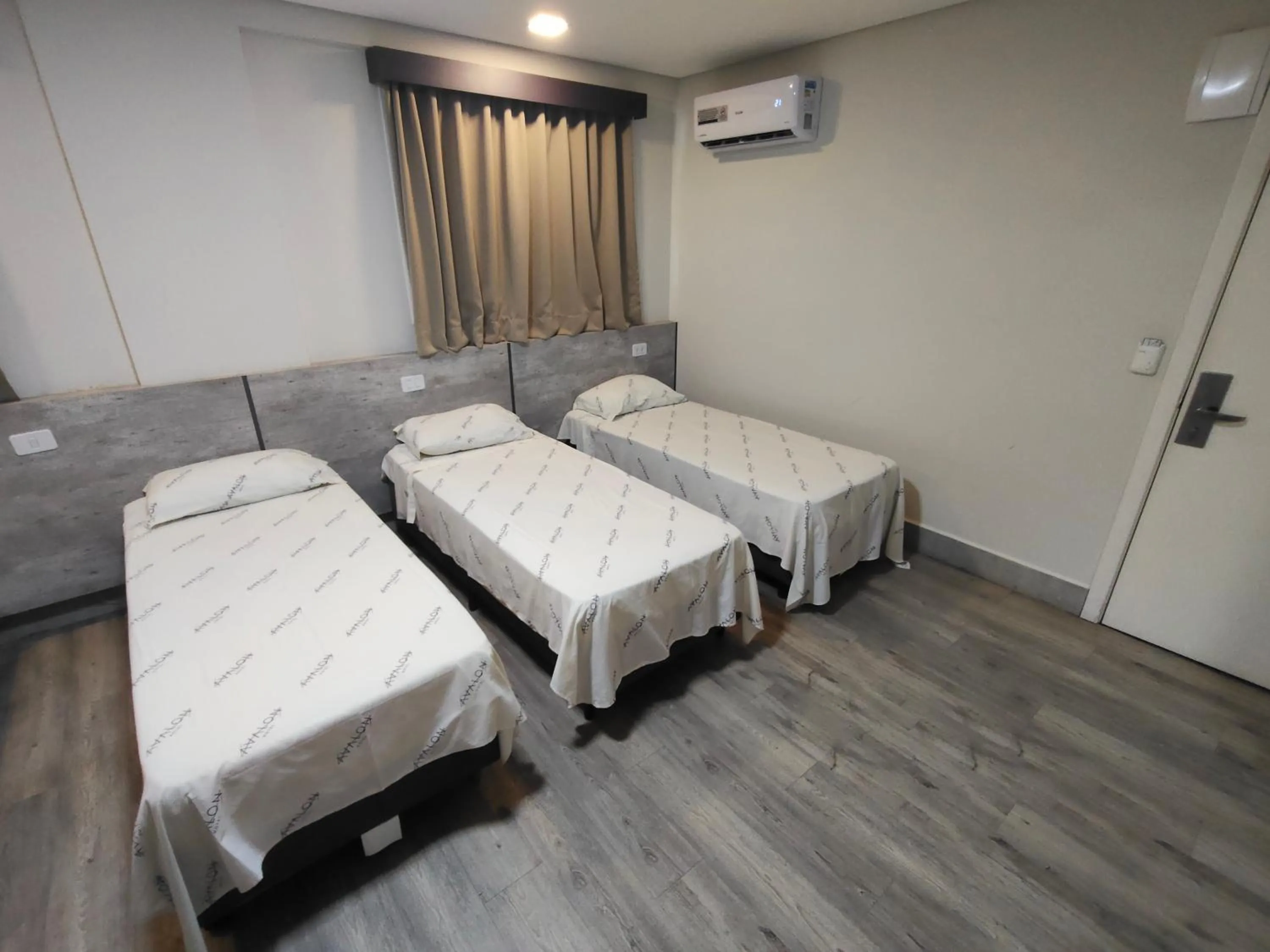 Photo of the whole room, Bed in Hotel Avalon Maringá Econômico