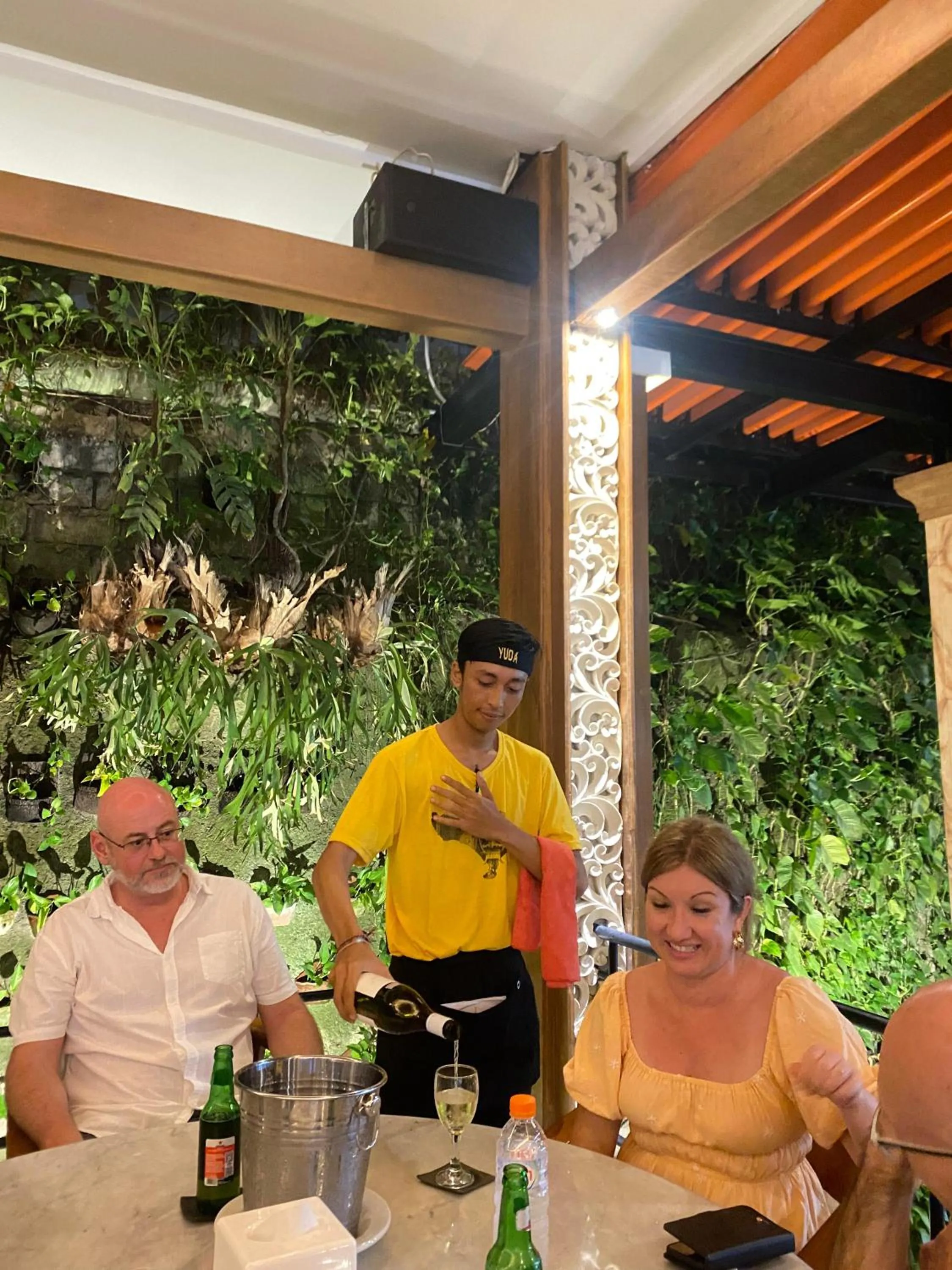 Restaurant/places to eat in Green Garden Hotel