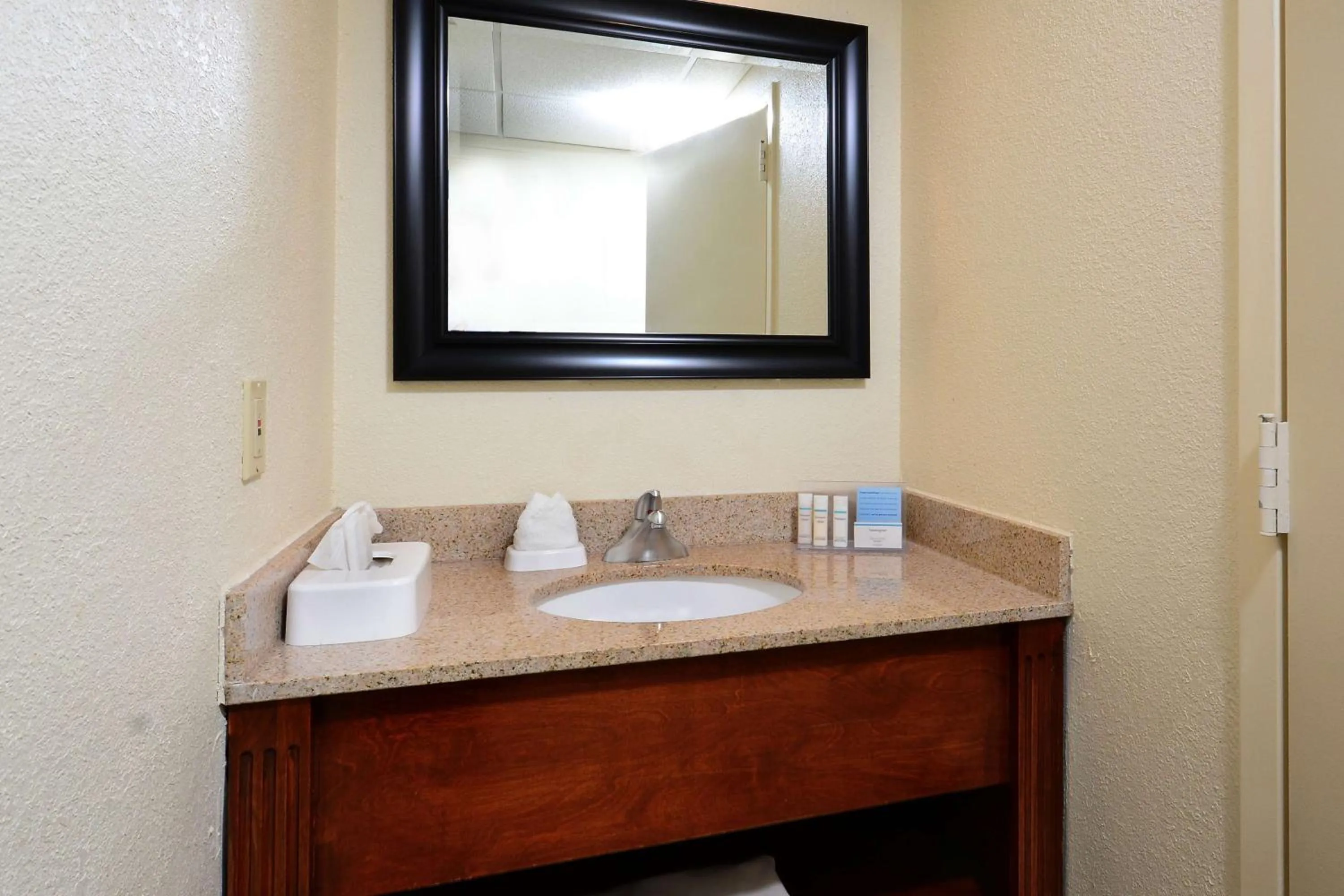 Living room in Hampton Inn Raleigh/Town of Wake Forest