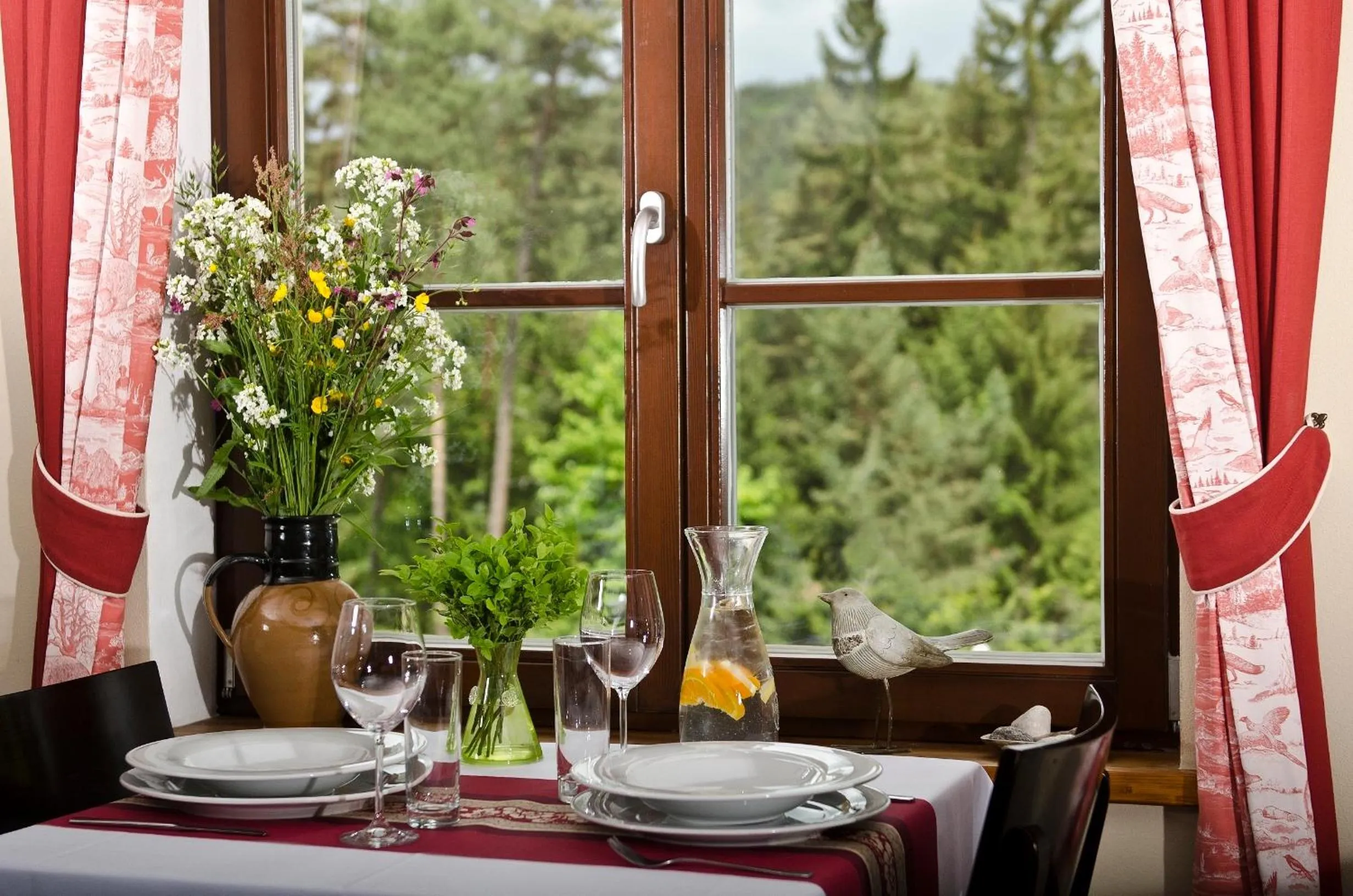 Restaurant/places to eat in Hotel Annín