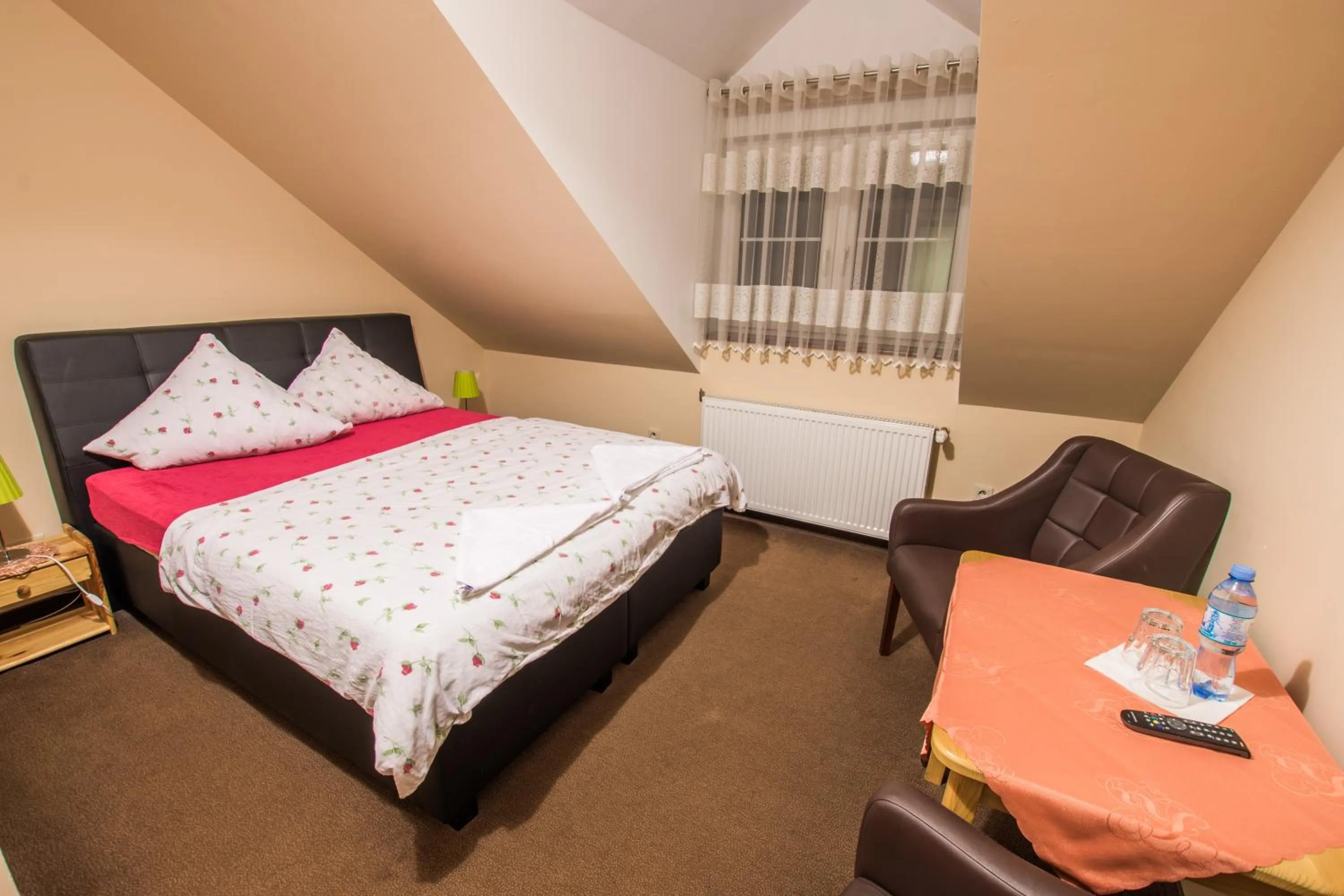 Photo of the whole room, Bed in Dwór Skalny Apartamenty, Pokoje i Restauracja Karczma Skalna