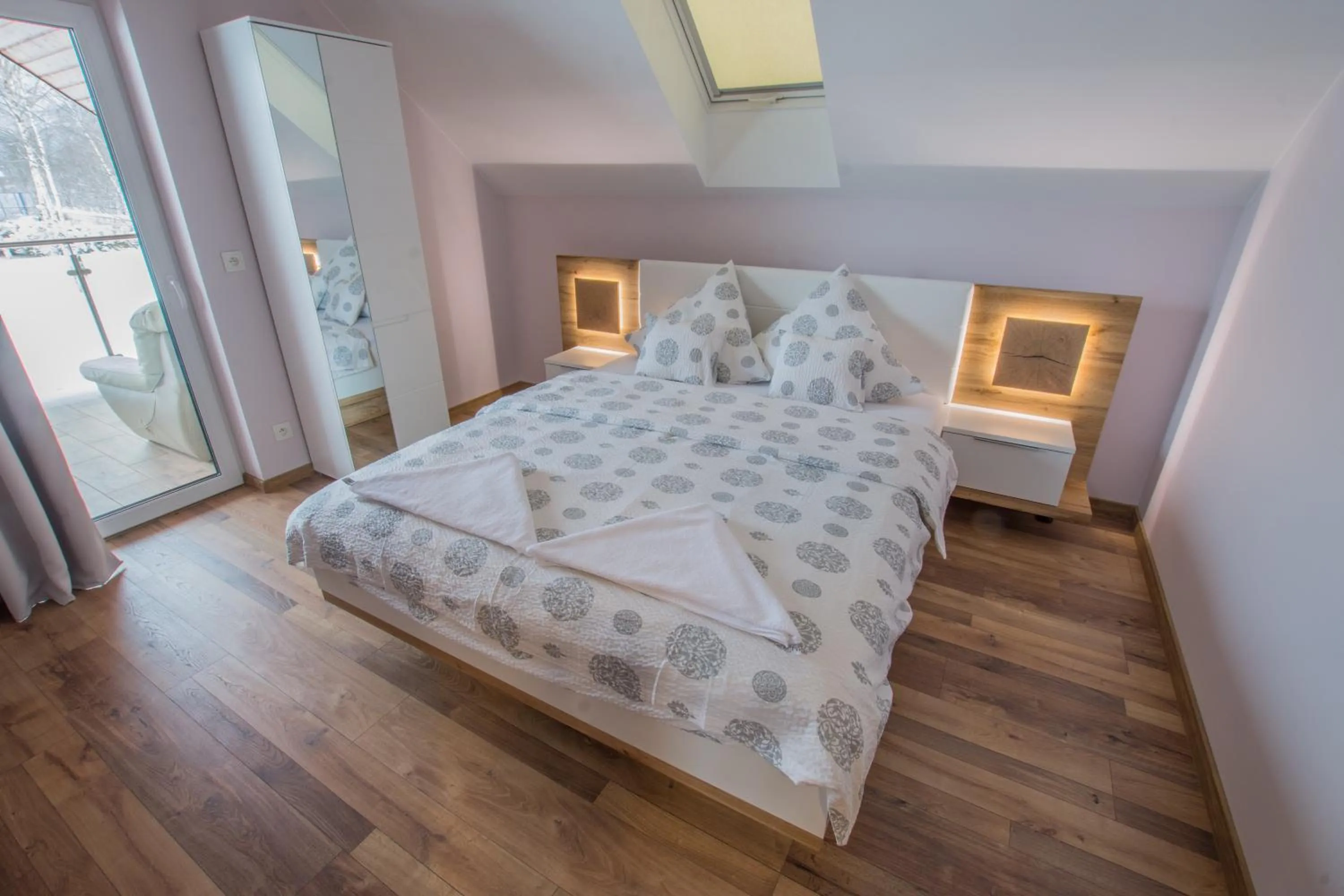 Bedroom, Bed in Dwór Skalny Apartamenty, Pokoje i Restauracja Karczma Skalna