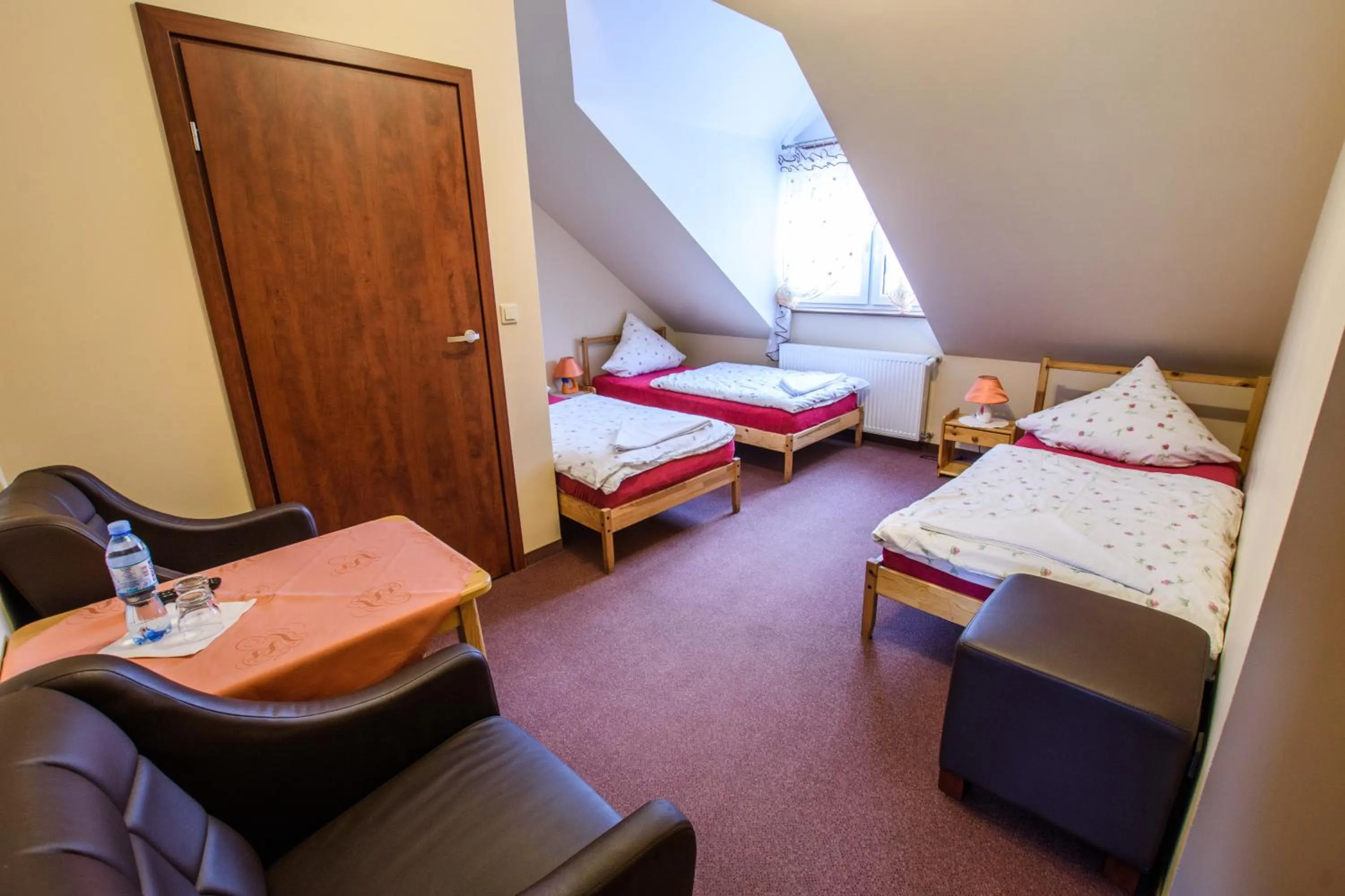 Photo of the whole room, Bed in Dwór Skalny Apartamenty, Pokoje i Restauracja Karczma Skalna