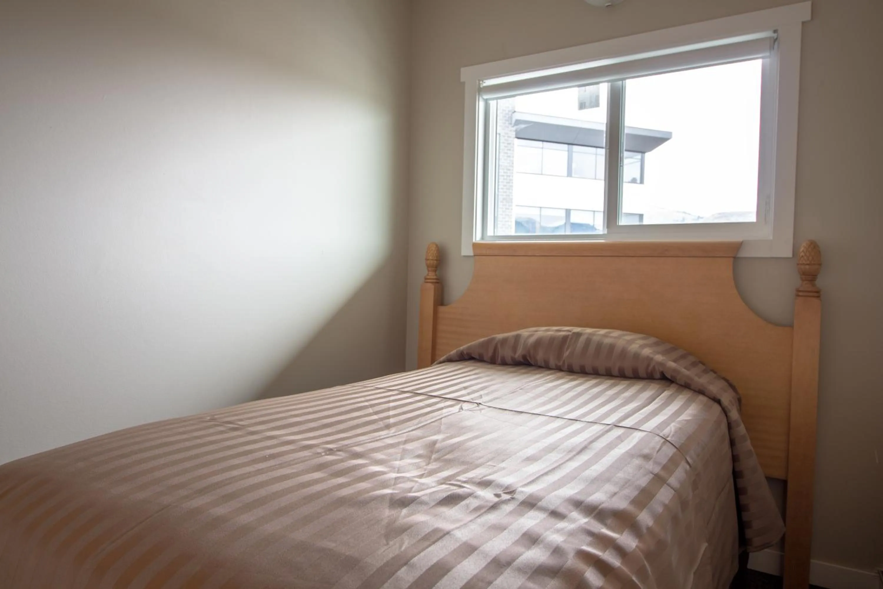 Bed in Okanagan Royal Park Inn by Elevate Rooms