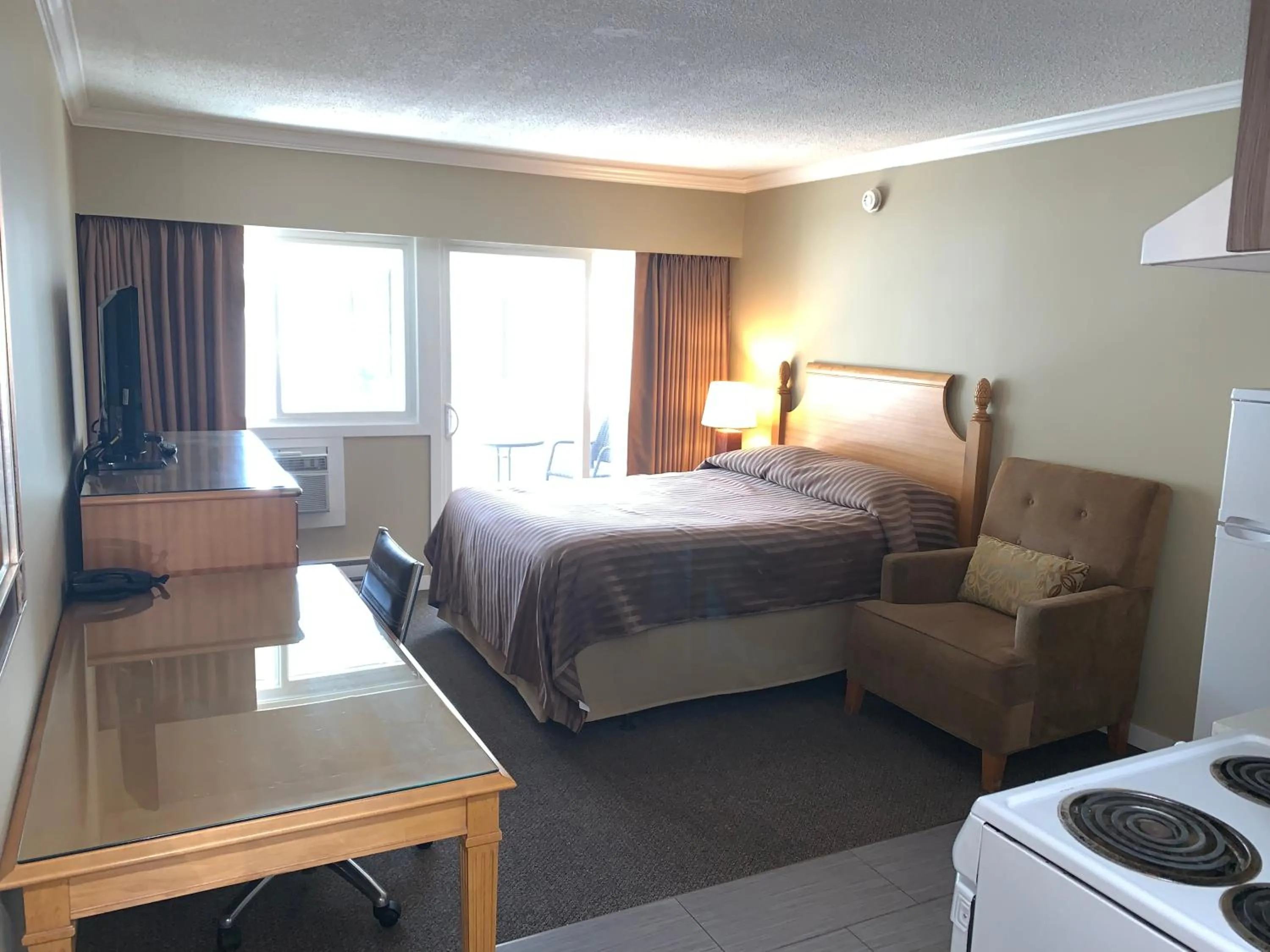 Bed in Okanagan Royal Park Inn by Elevate Rooms