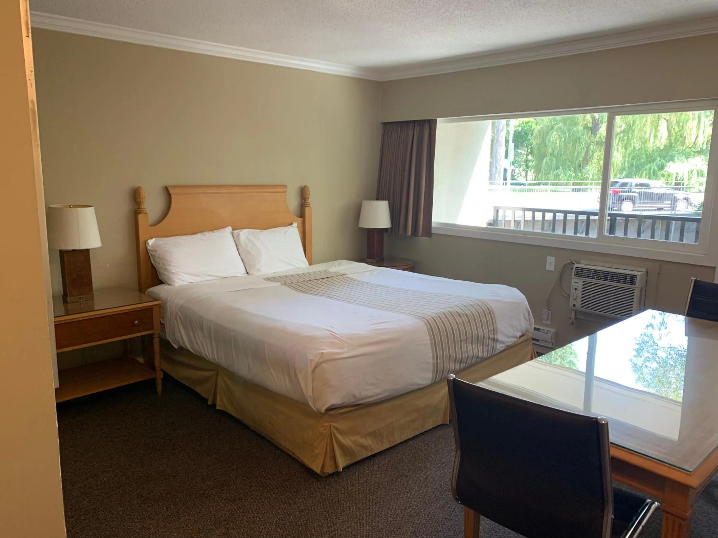 Bed in Okanagan Royal Park Inn by Elevate Rooms