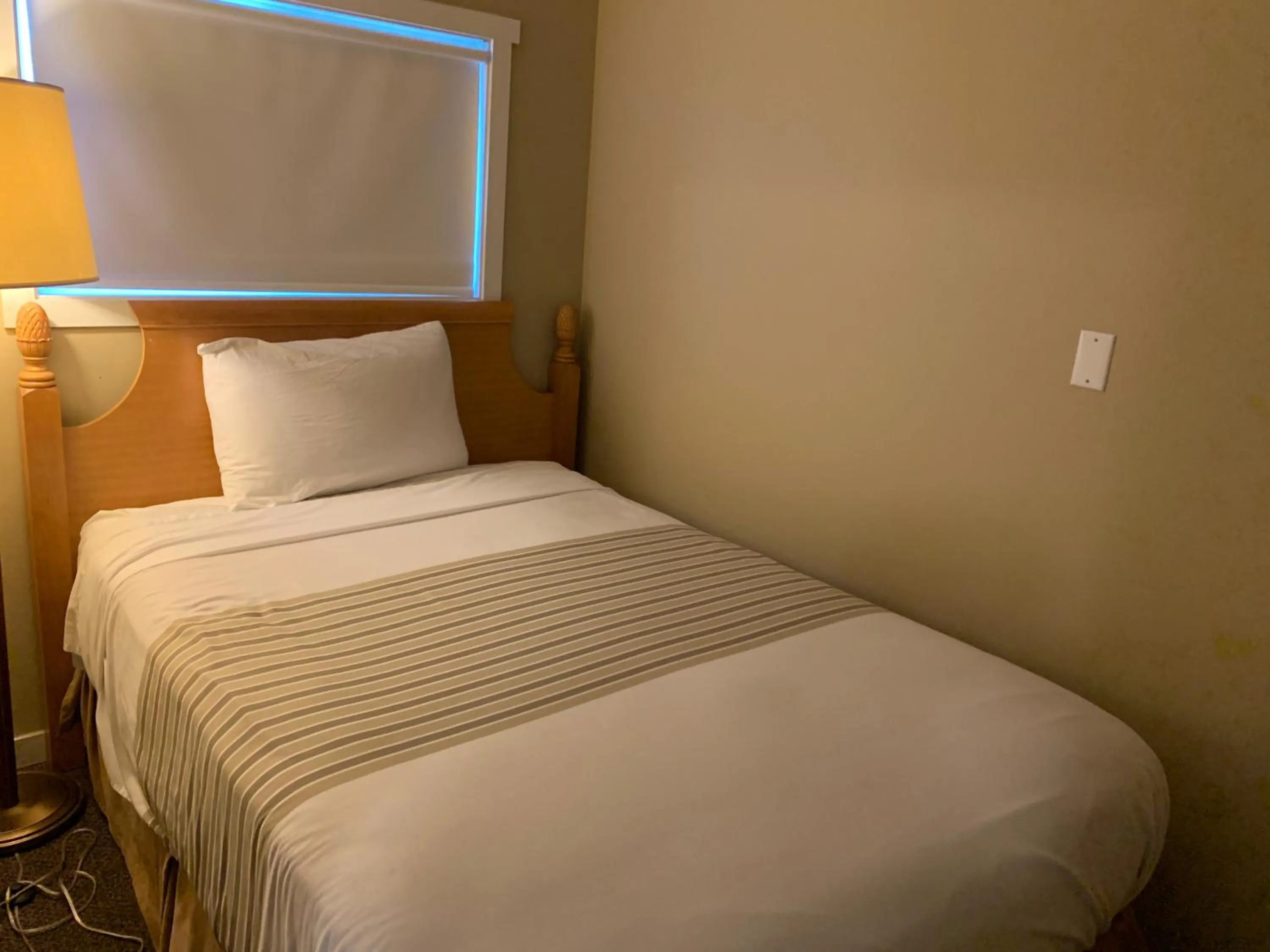 Bed in Okanagan Royal Park Inn by Elevate Rooms