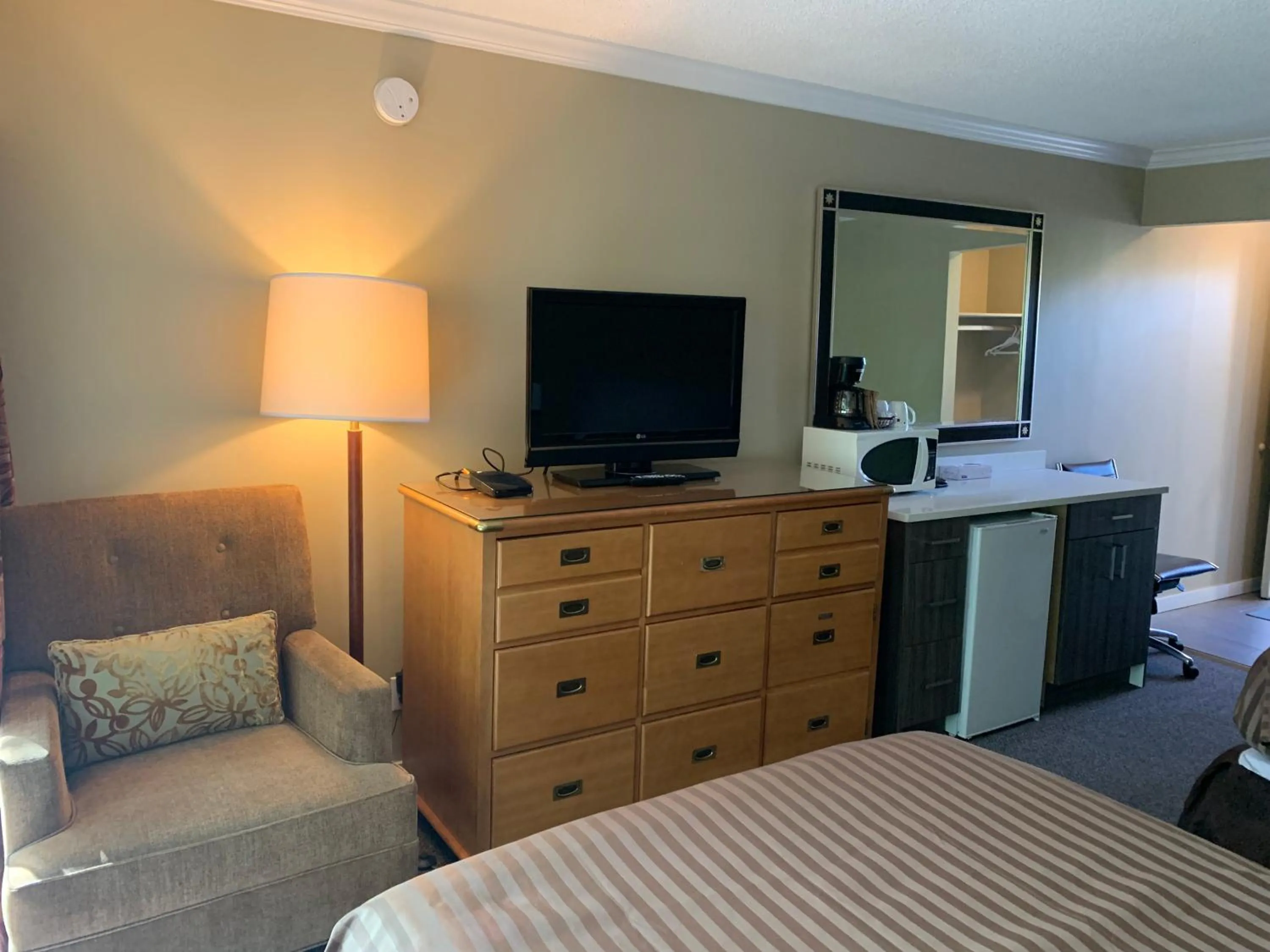 TV and multimedia, Bed in Okanagan Royal Park Inn by Elevate Rooms