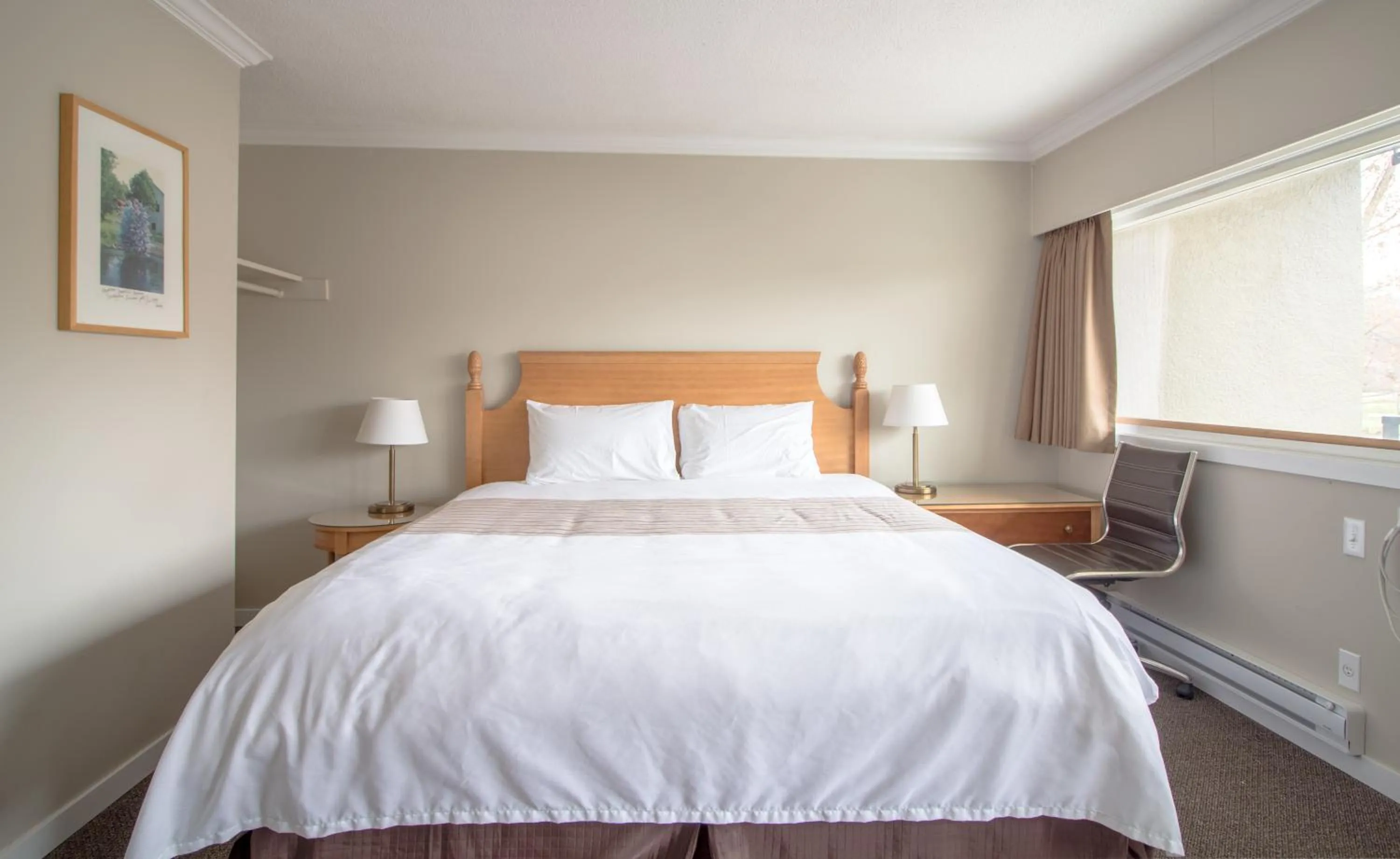 Bed in Okanagan Royal Park Inn by Elevate Rooms