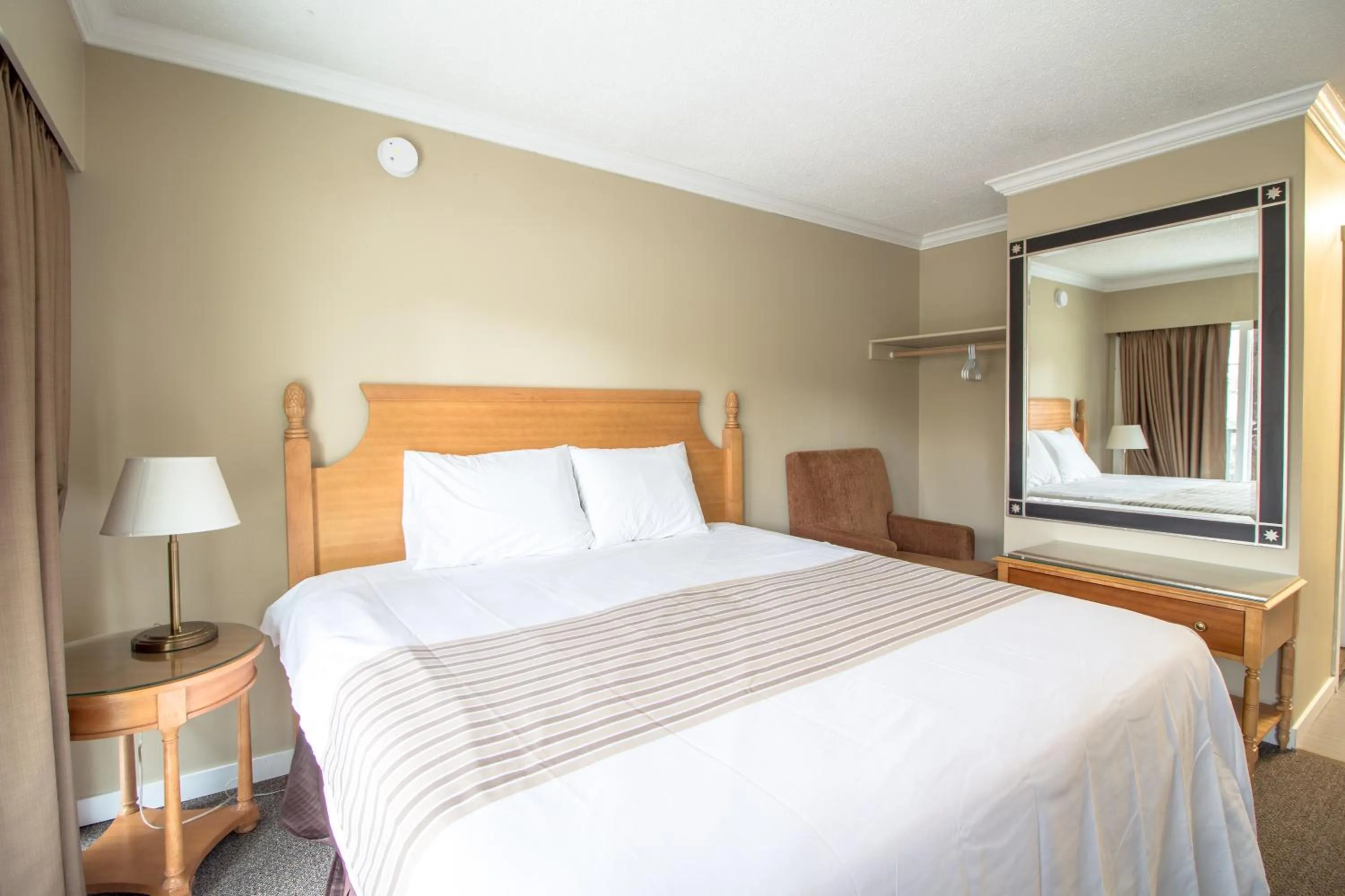 Bed in Okanagan Royal Park Inn by Elevate Rooms