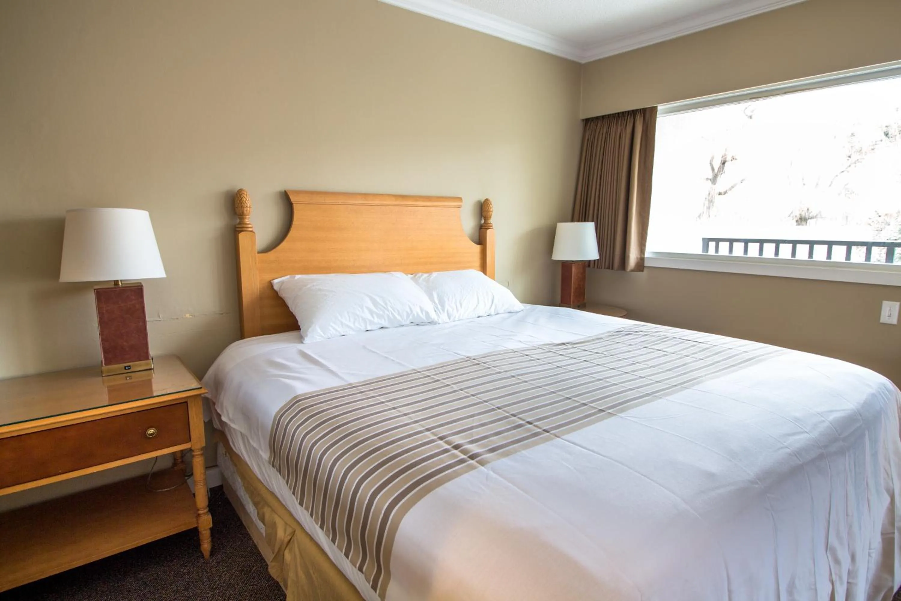 Bed in Okanagan Royal Park Inn by Elevate Rooms