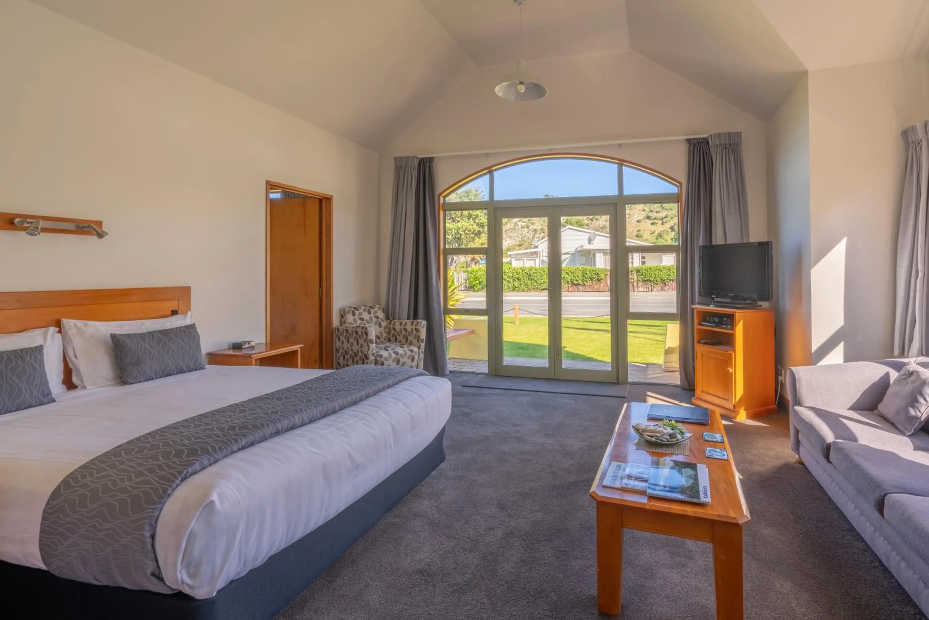 The Anchor Inn Beachfront Motel