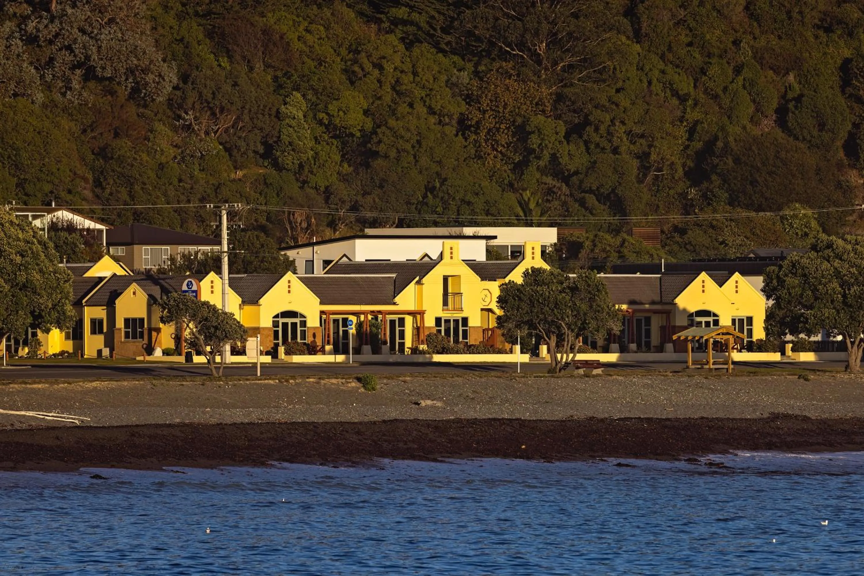 The Anchor Inn Beachfront Motel
