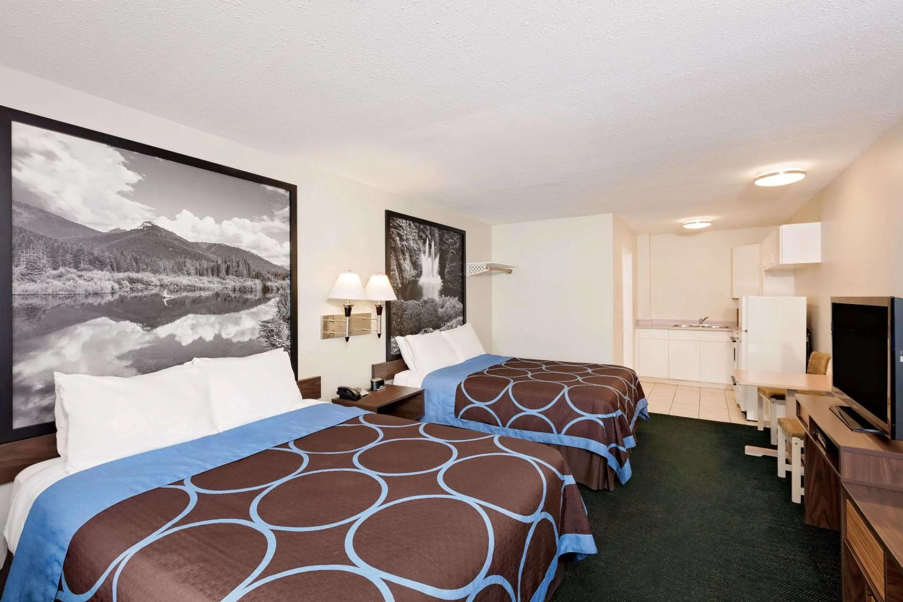 Photo of the whole room, Bed in Sage Inn Merritt BC