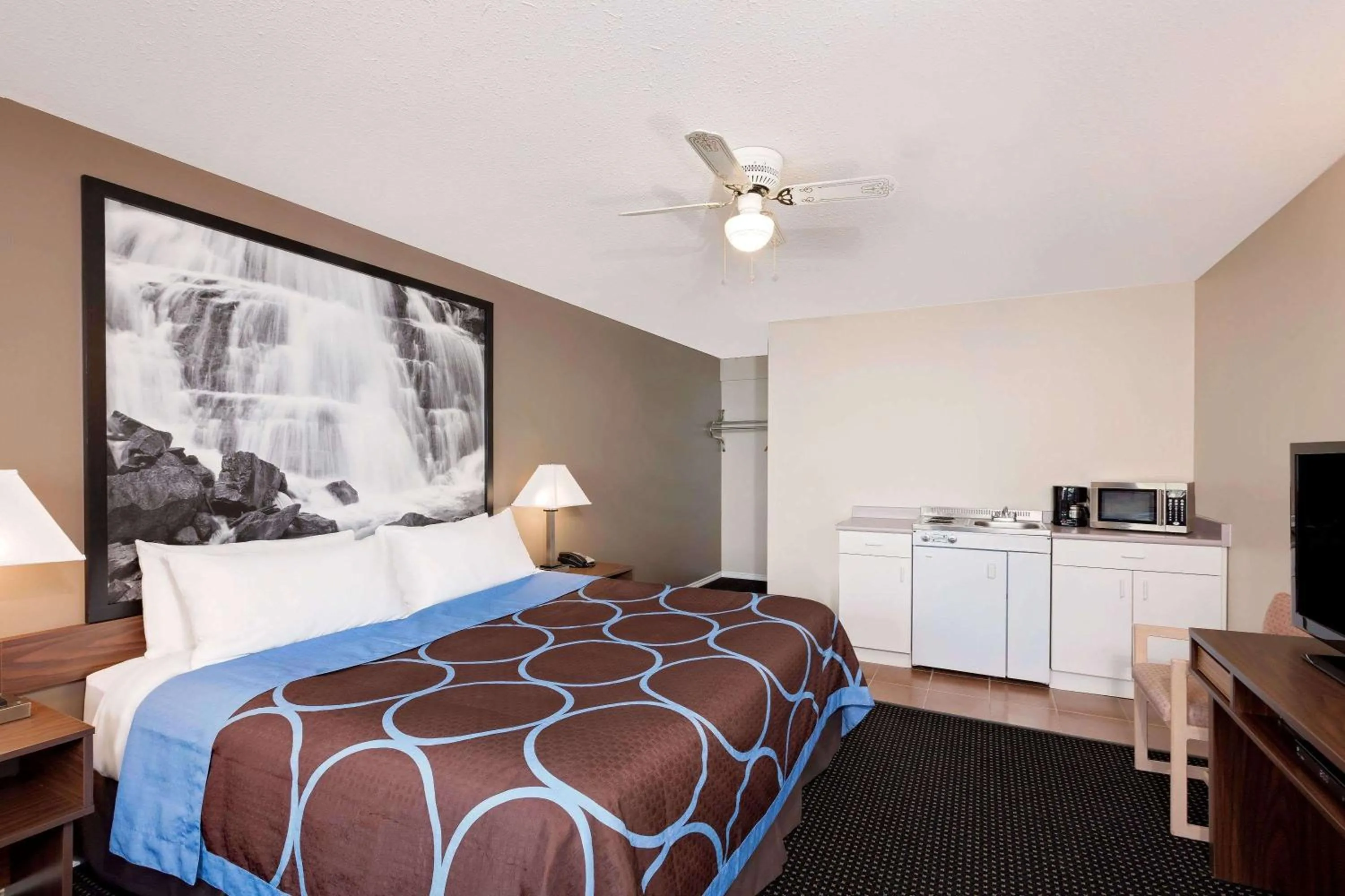 Photo of the whole room, Bed in Sage Inn Merritt BC