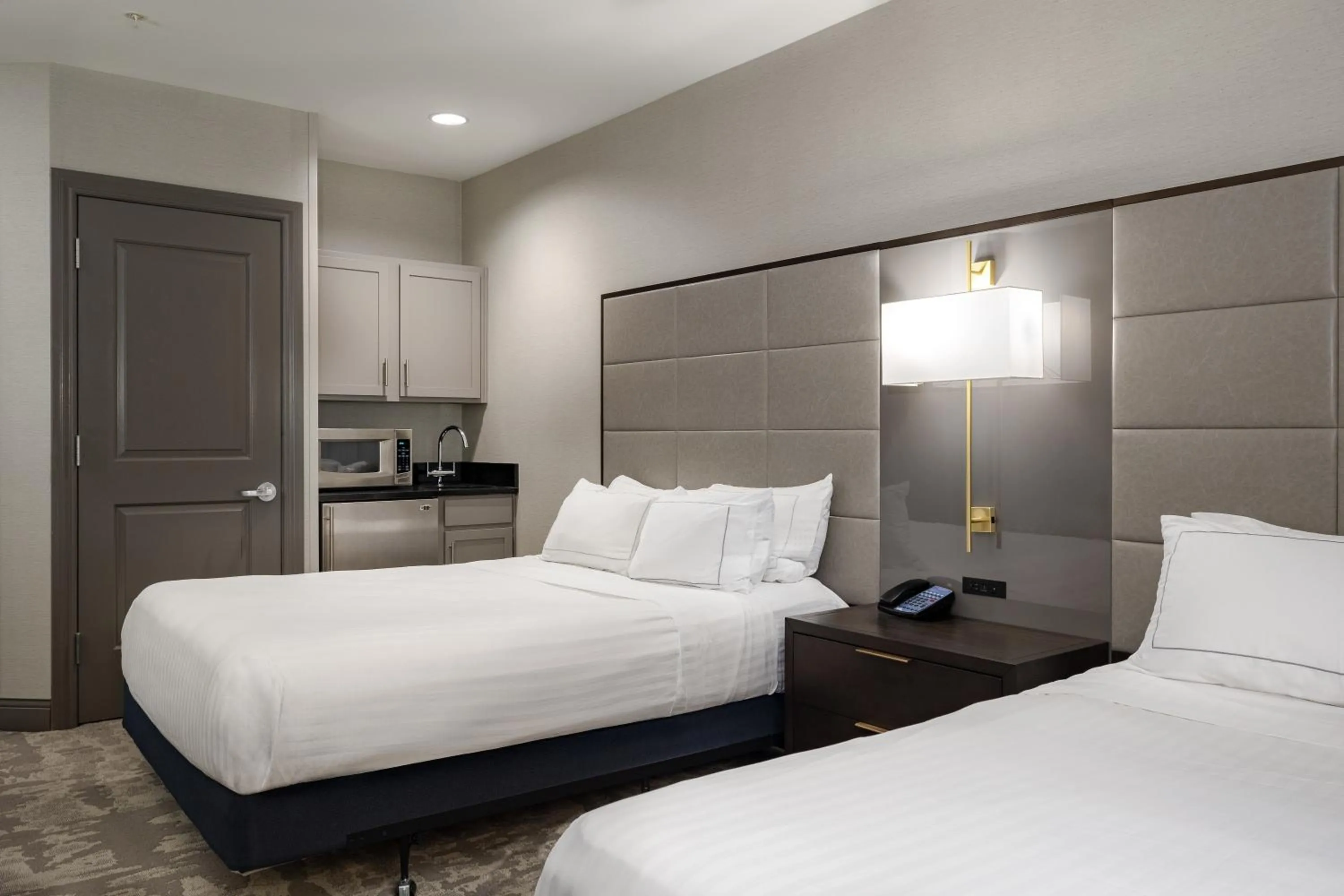 Kitchen or kitchenette, Bed in Hilton Promenade Branson Landing