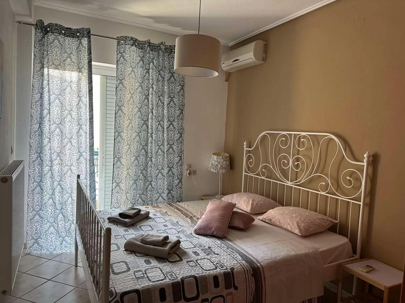 Bedroom, Bed in Luxury City Center Apartment