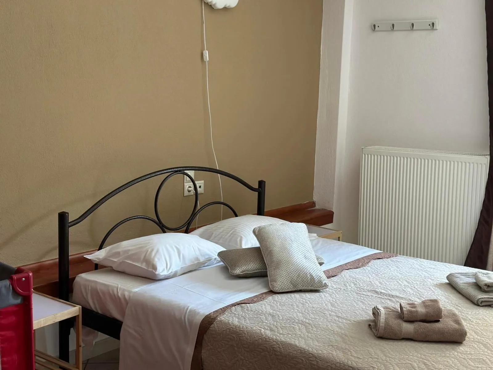 Bedroom, Bed in Luxury City Center Apartment