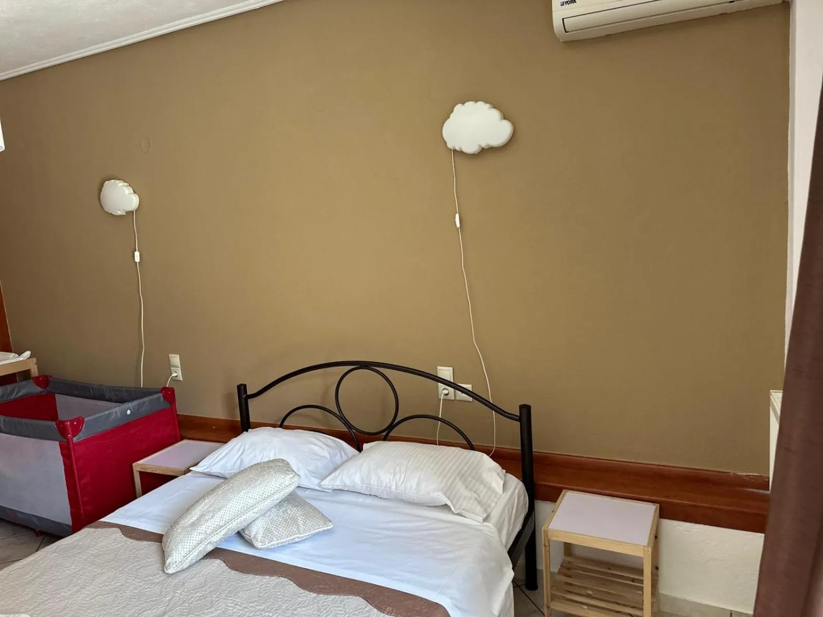 Bedroom, Bed in Luxury City Center Apartment