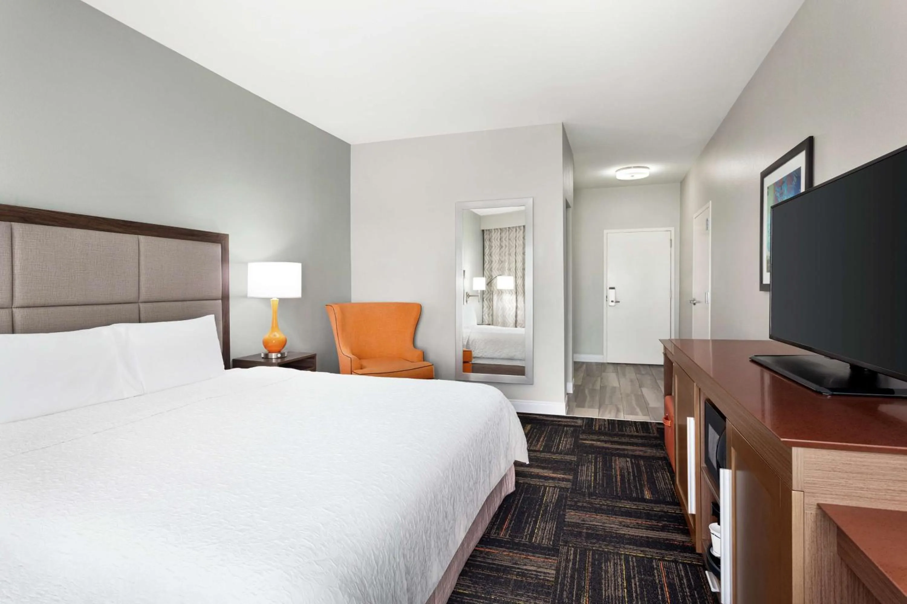 Bedroom, Bed in Hampton Inn Paris