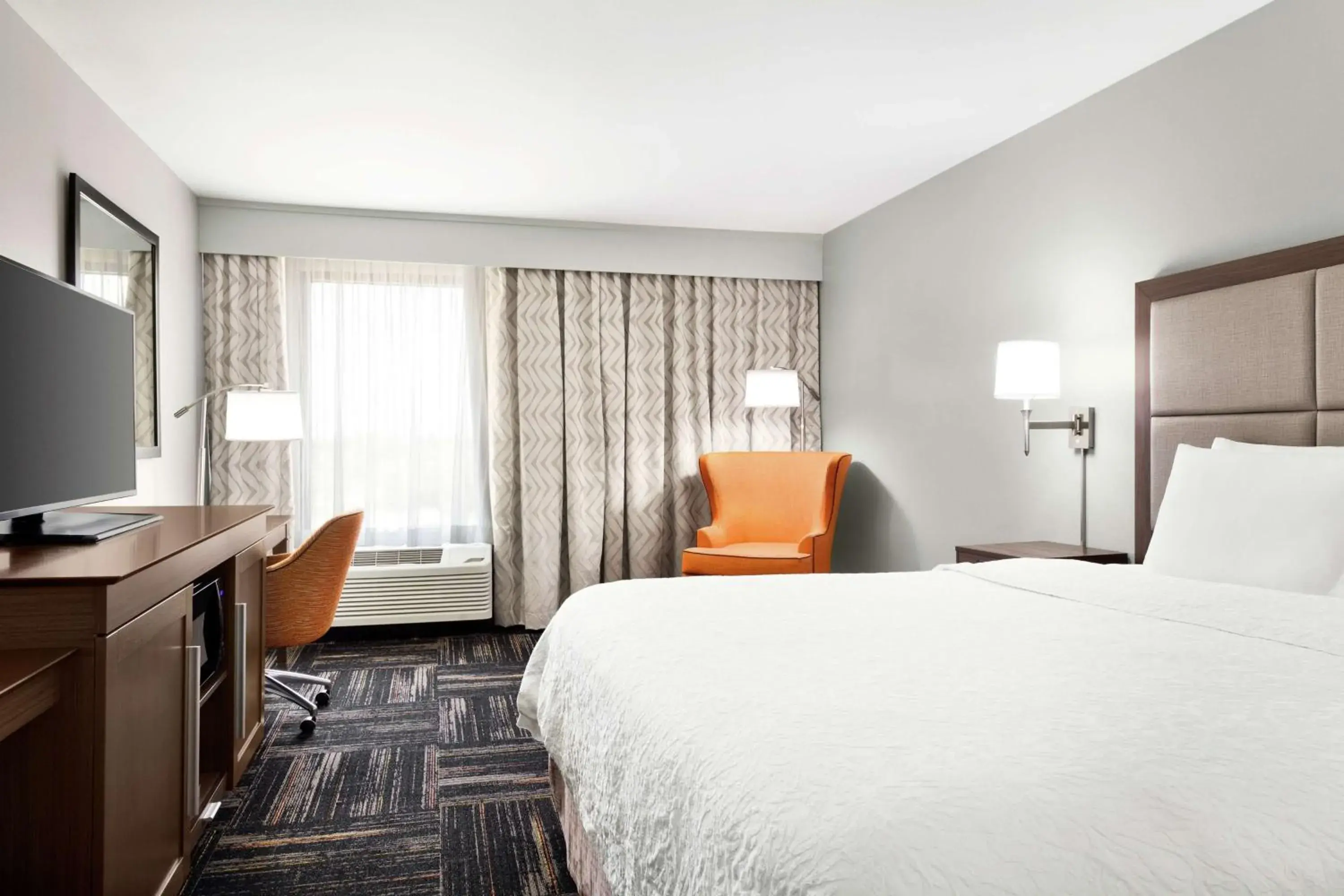 King Room with King Bed - Non-Smoking in Hampton Inn Paris King Room with King Bed - Non-Smoking in Hampton Inn Paris