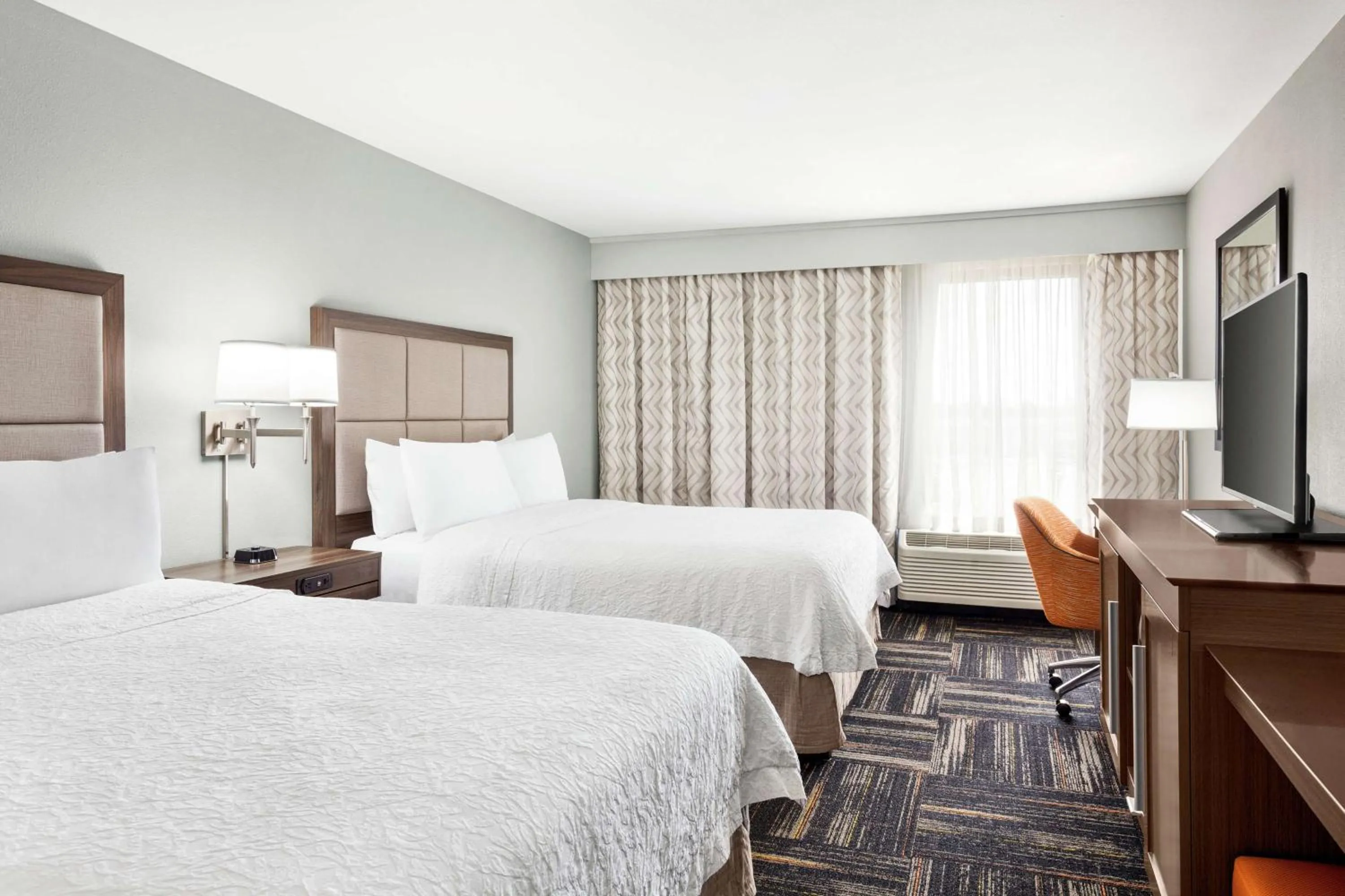 Bedroom, Bed in Hampton Inn Paris