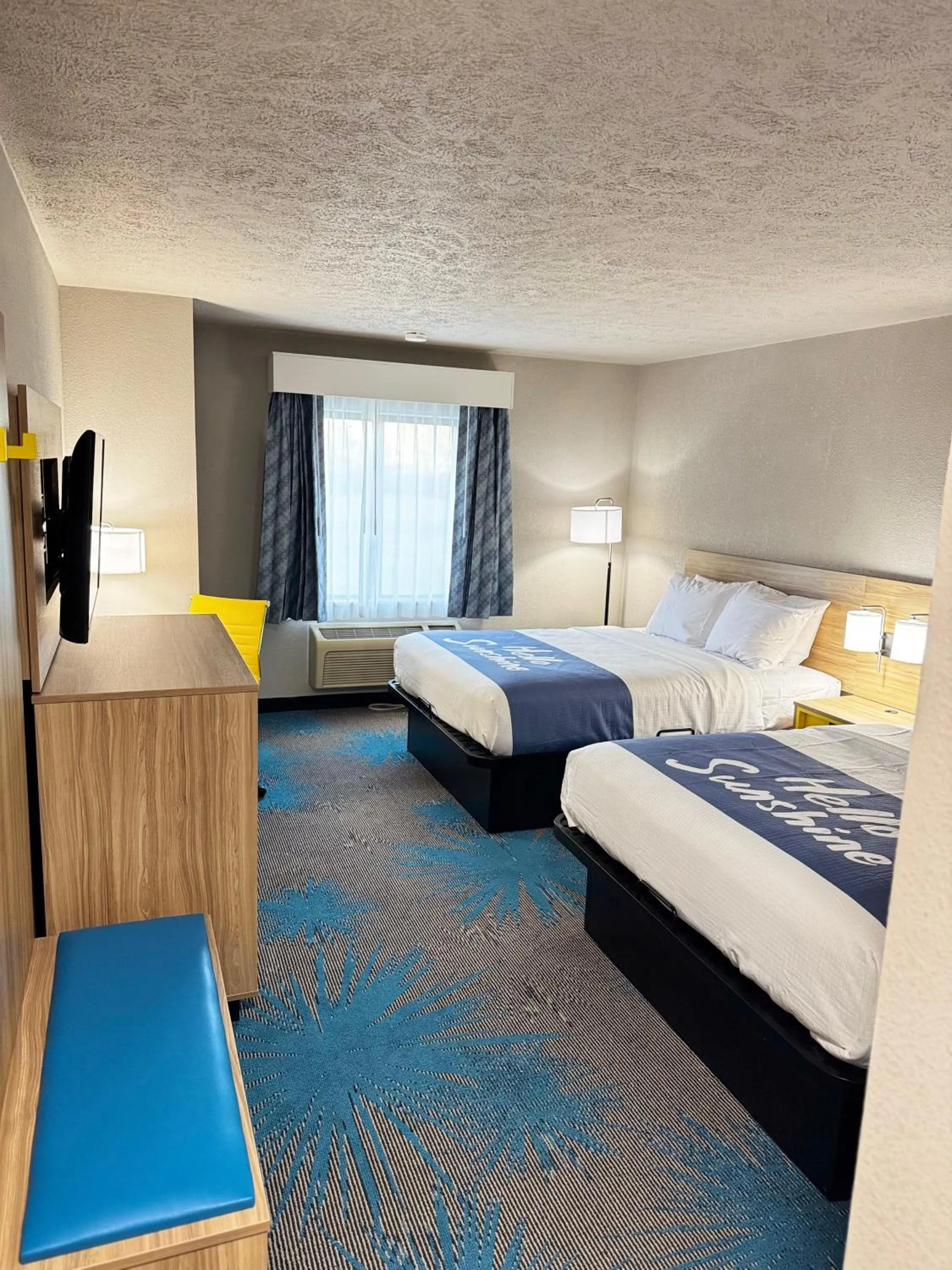 Bed in Hotel Lincoln Inn on Route 66 and near I-55