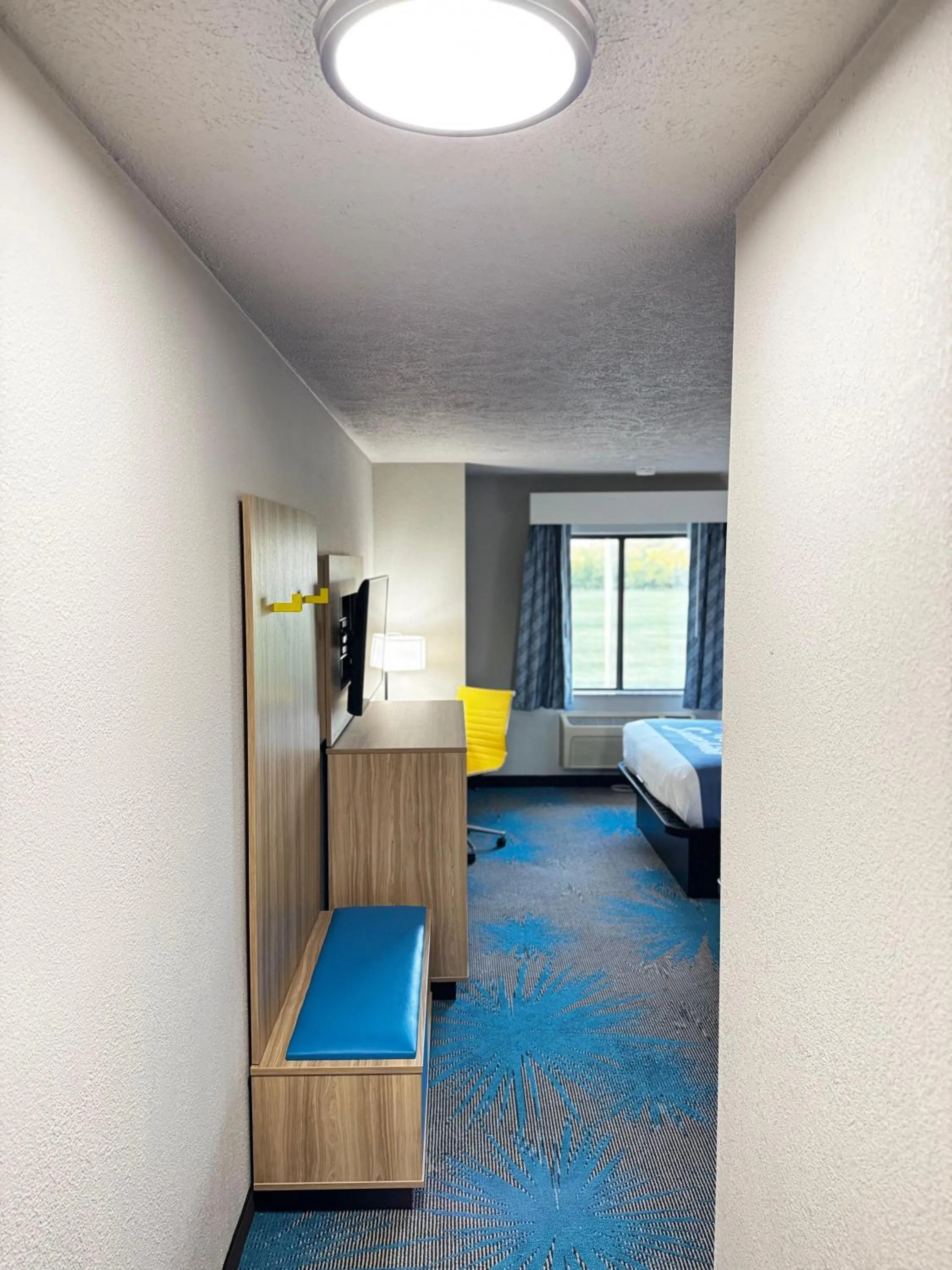 Bed in Hotel Lincoln Inn on Route 66 and near I-55