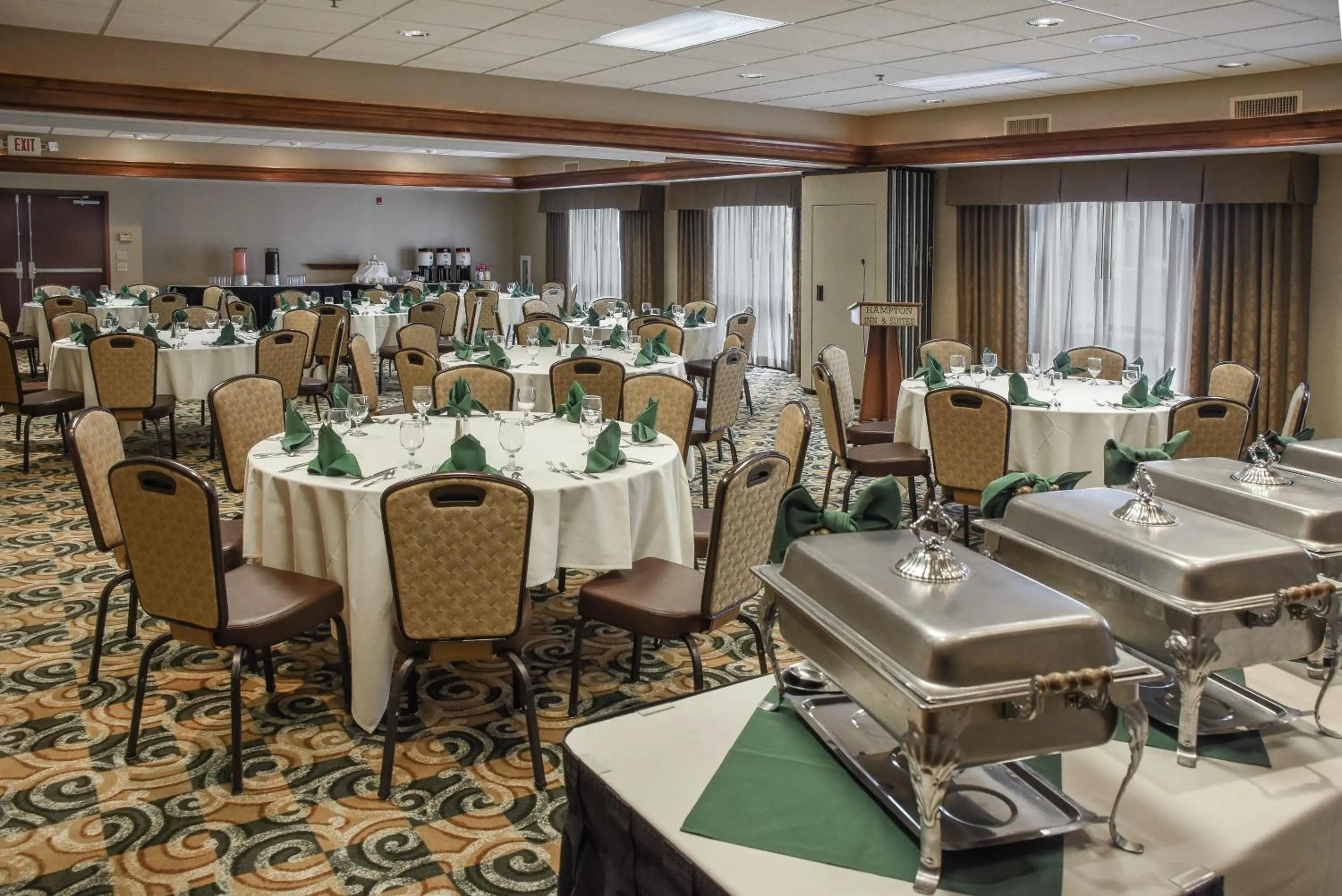 Dining area in Hampton Inn & Suites Youngstown-Canfield