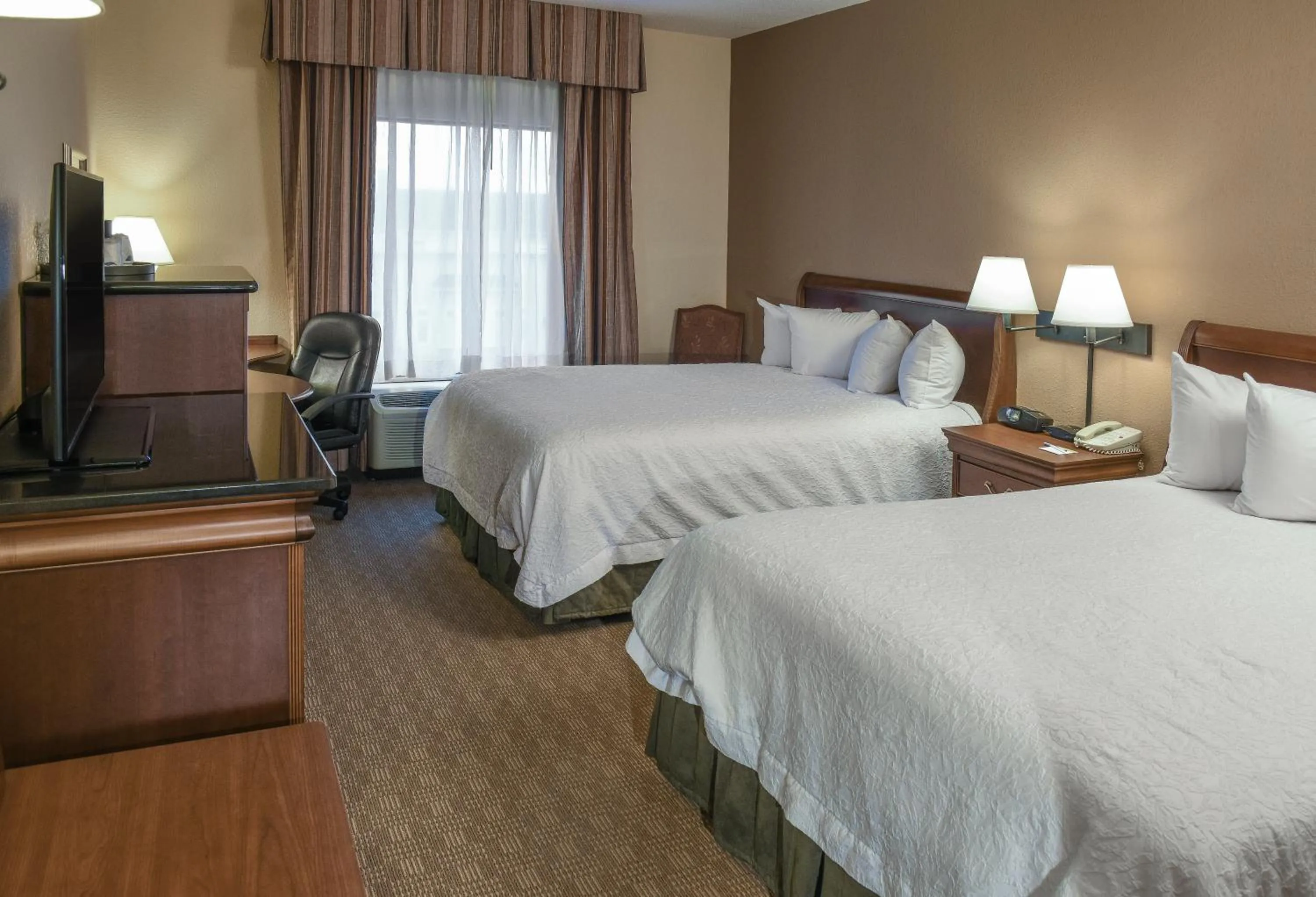 Bed in Hampton Inn & Suites Youngstown-Canfield
