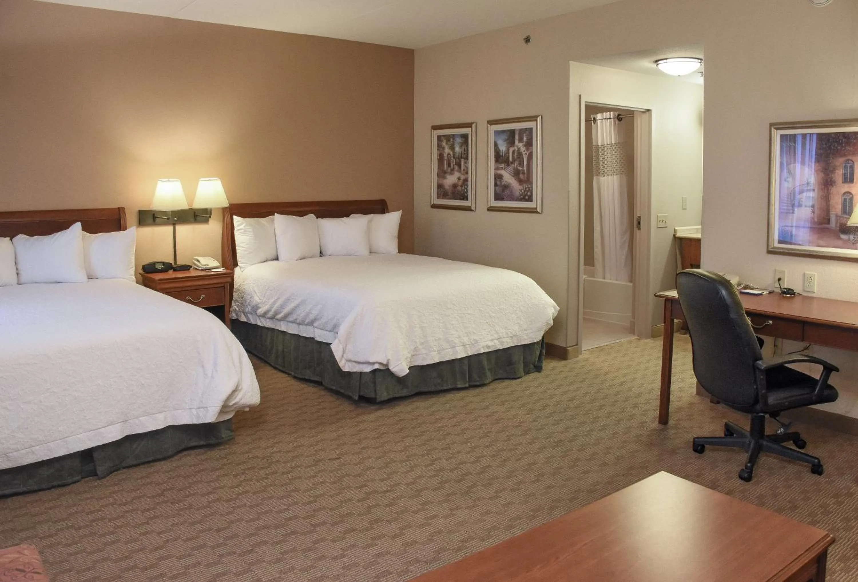 Bed in Hampton Inn & Suites Youngstown-Canfield
