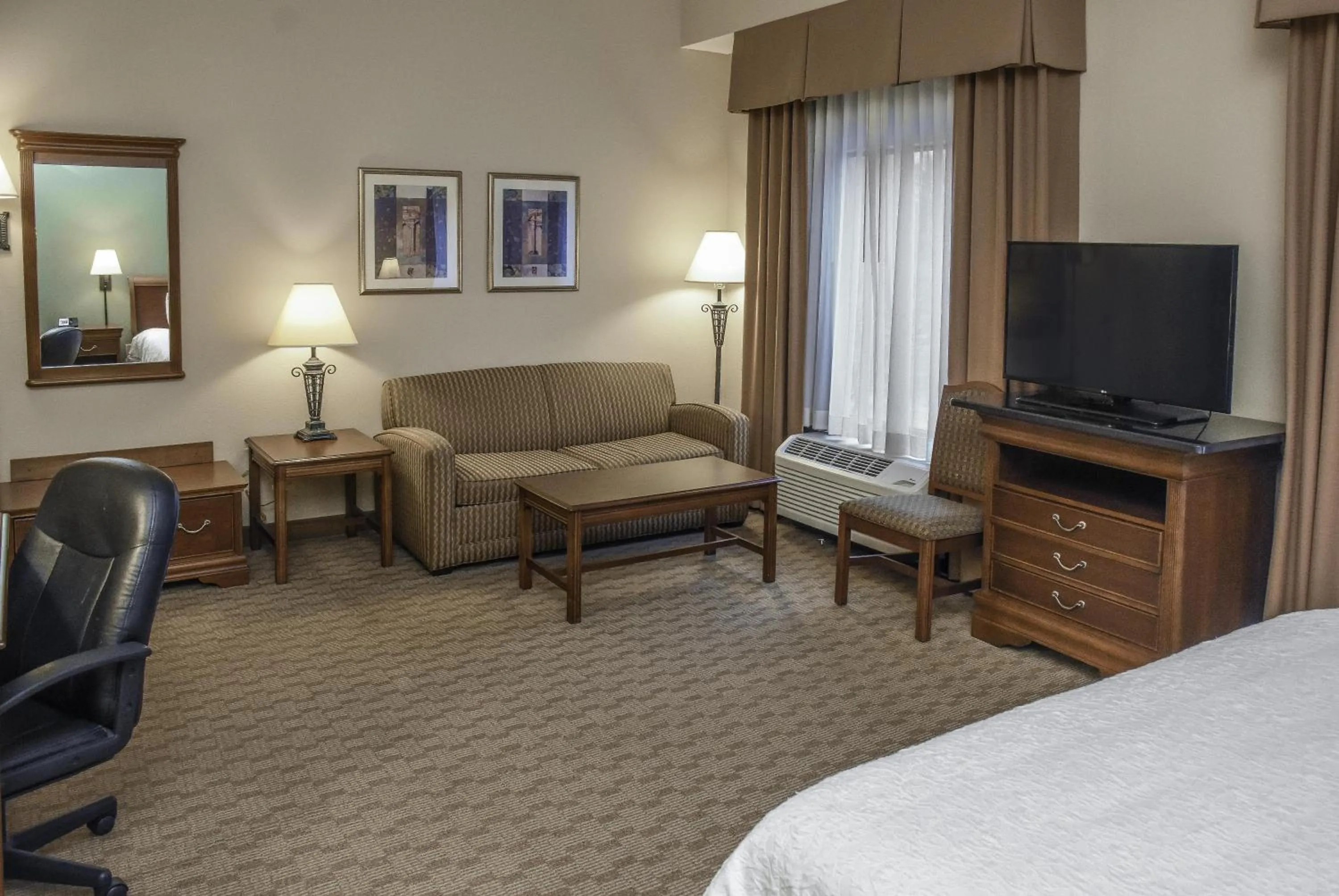 Living room, Bed in Hampton Inn & Suites Youngstown-Canfield