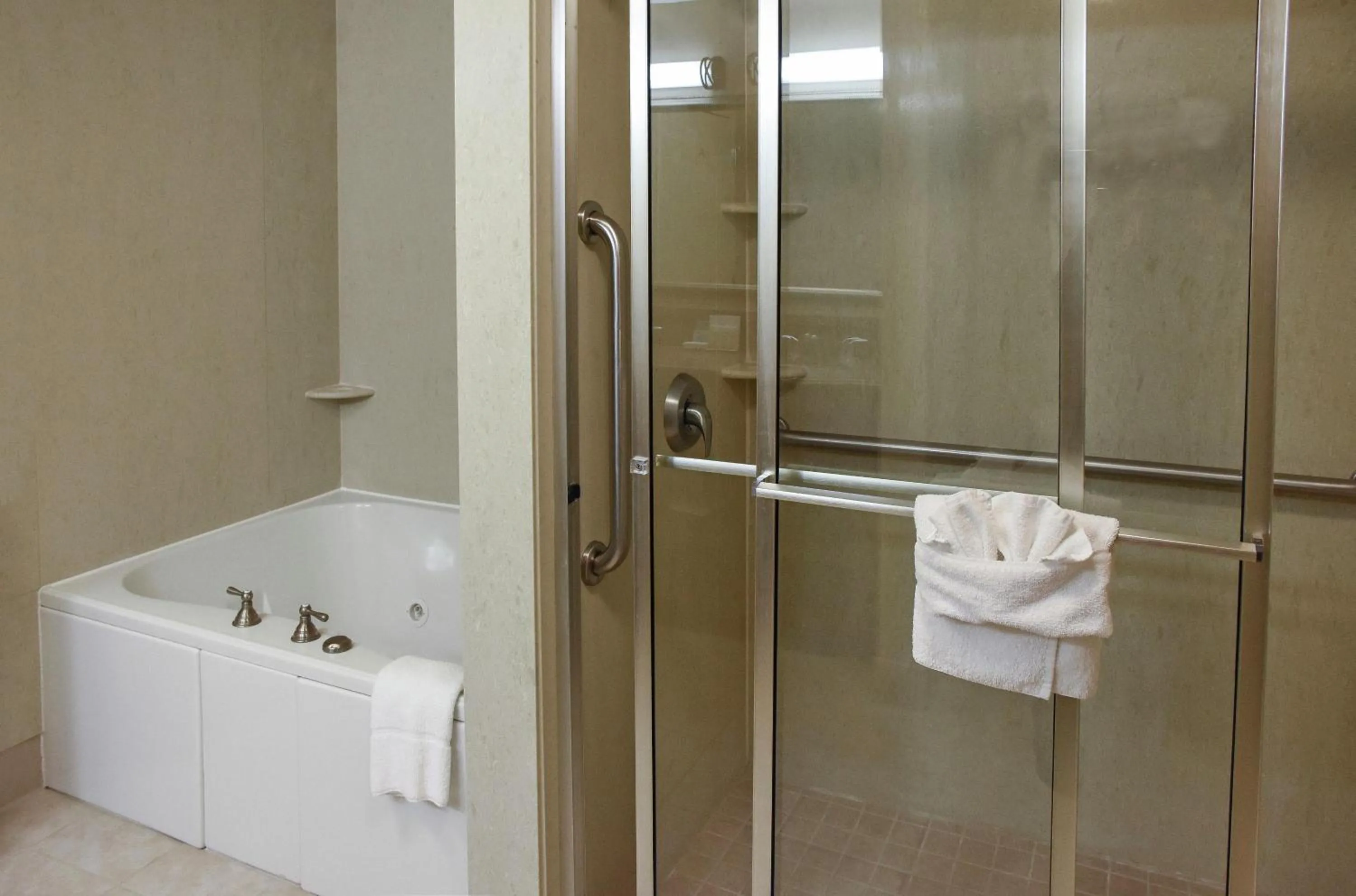 Bathroom in Hampton Inn & Suites Youngstown-Canfield
