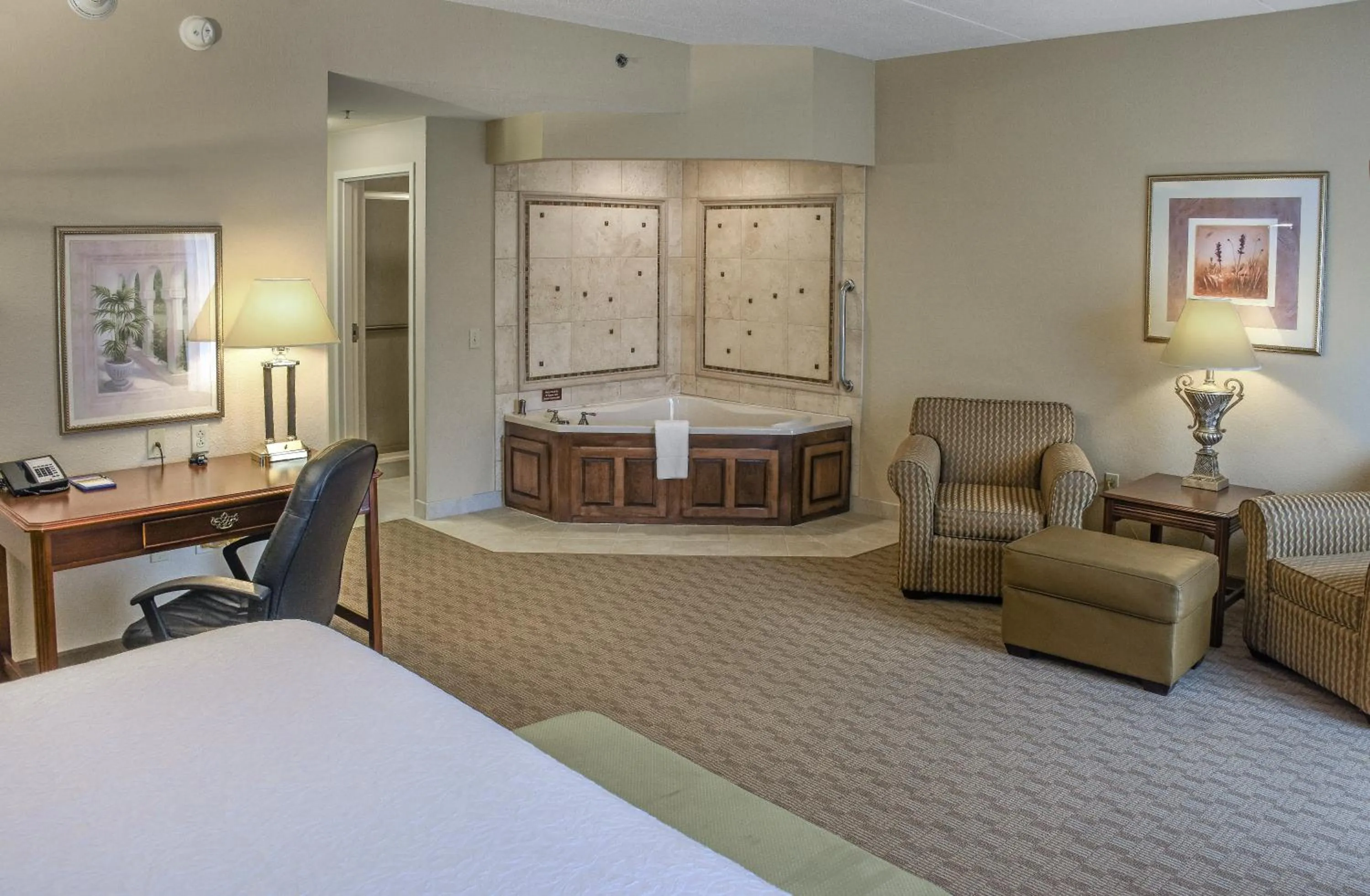 Bed in Hampton Inn & Suites Youngstown-Canfield