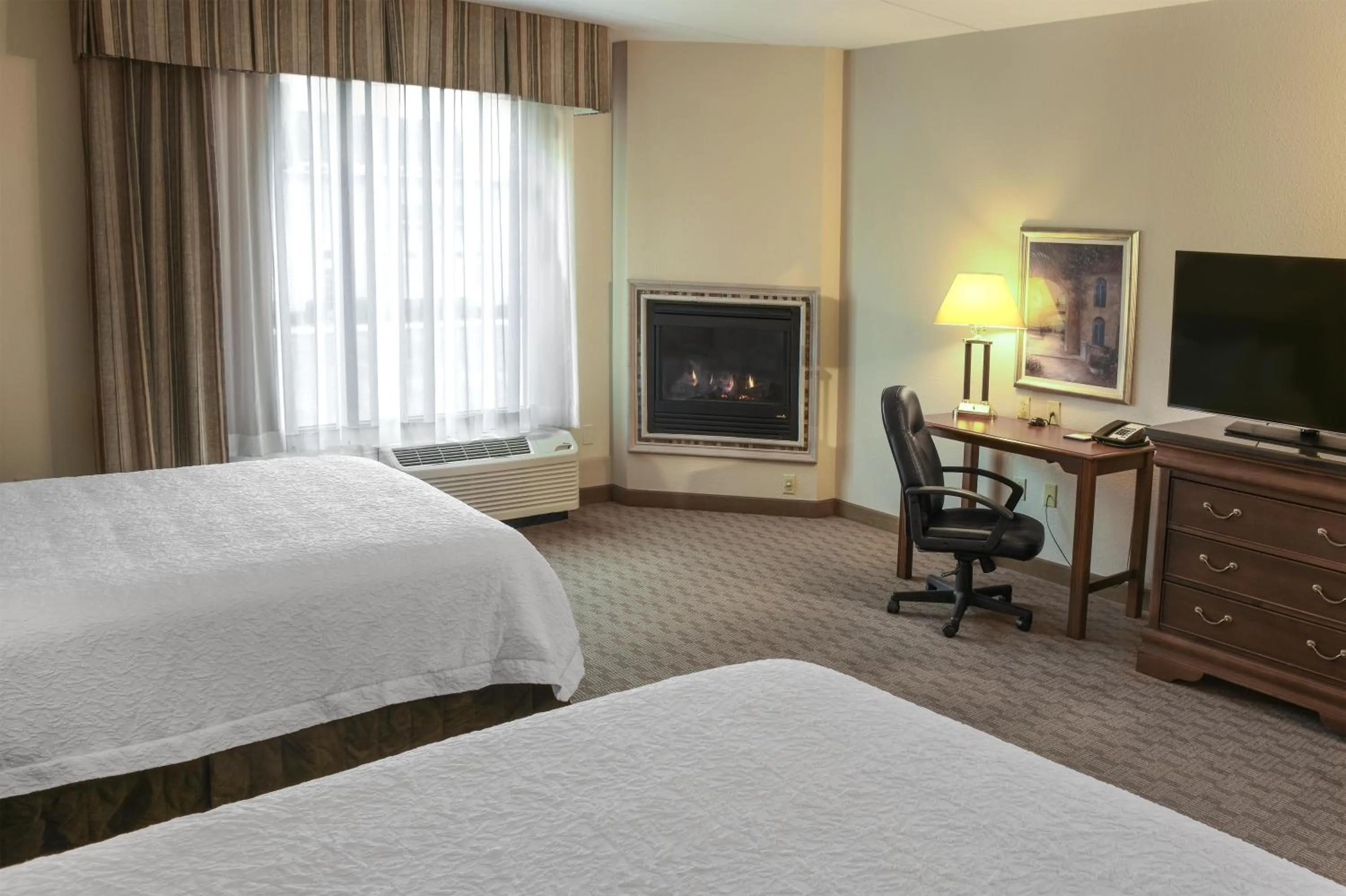 Bedroom, Bed in Hampton Inn & Suites Youngstown-Canfield