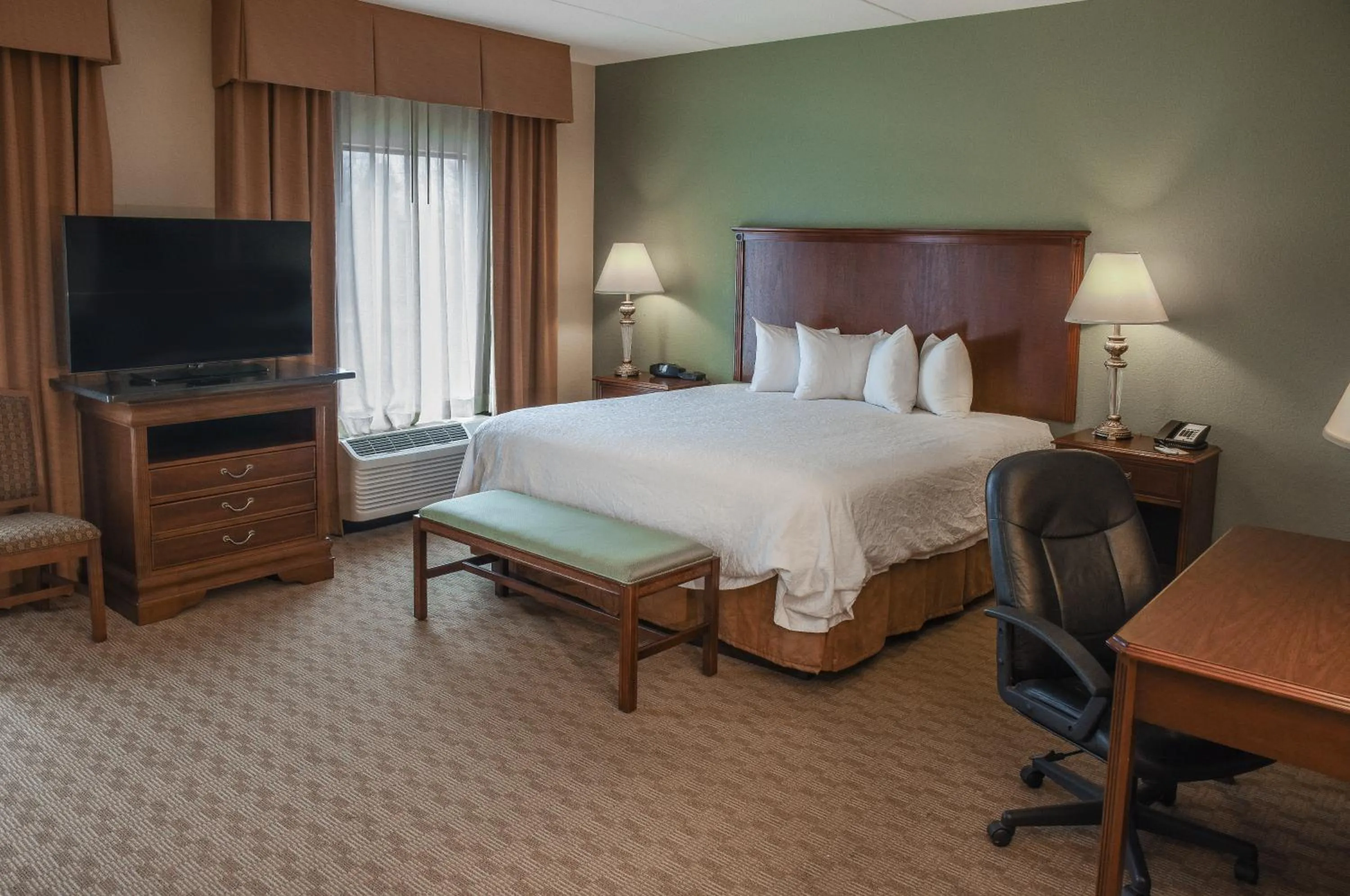 Bed in Hampton Inn & Suites Youngstown-Canfield