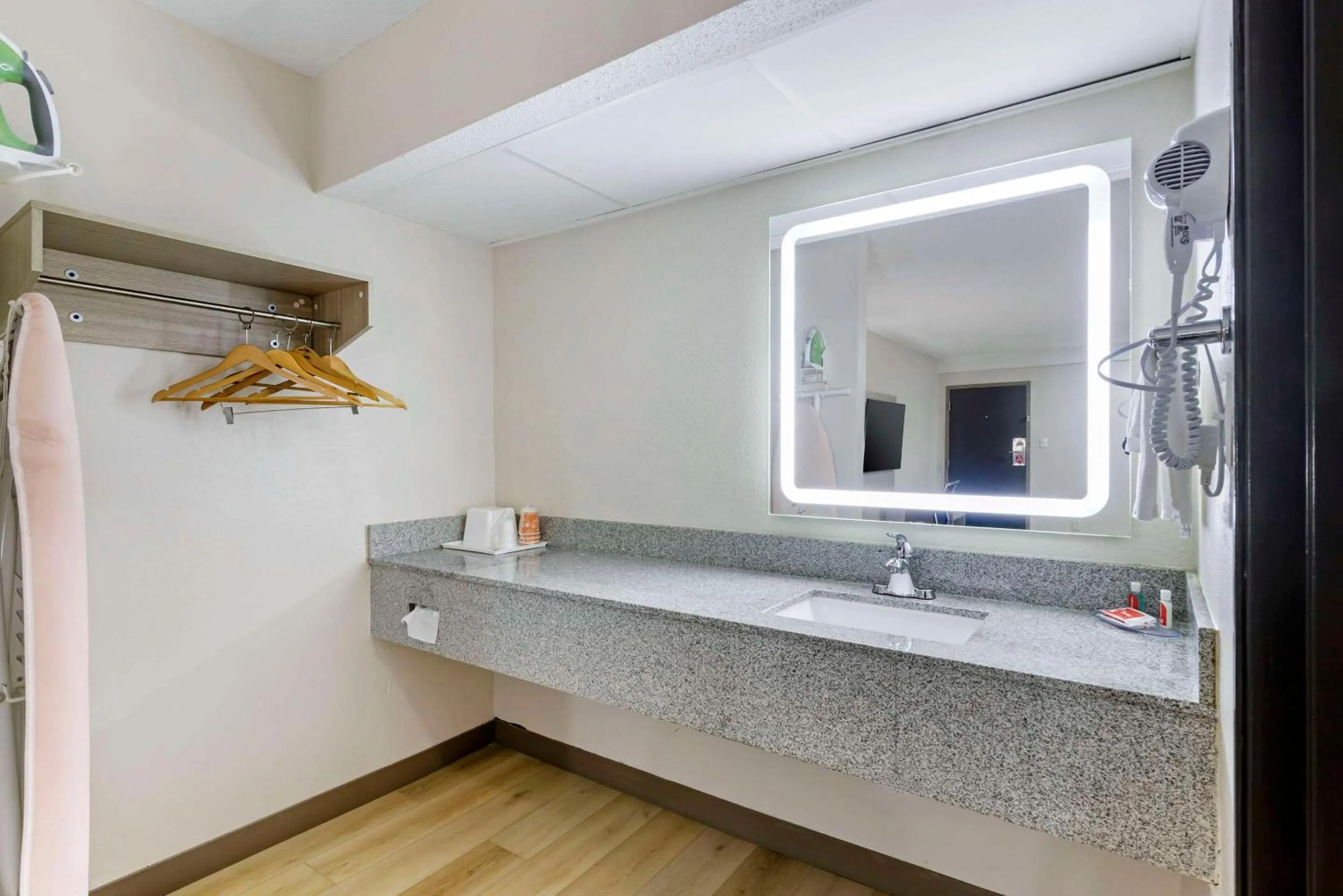 Bedroom in Econo Lodge Augusta, Downtown