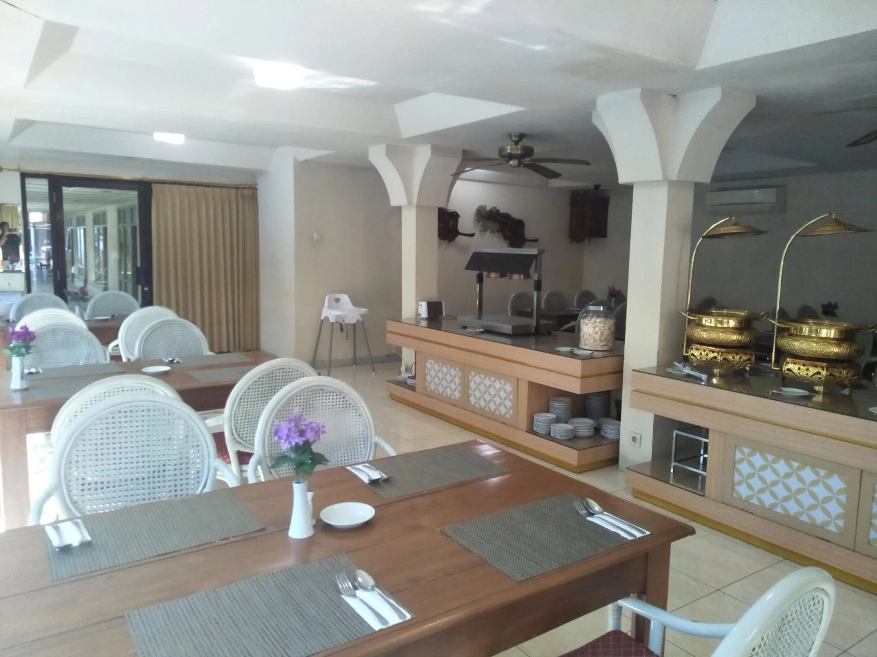 Restaurant/places to eat in Hotel Grand Rosela